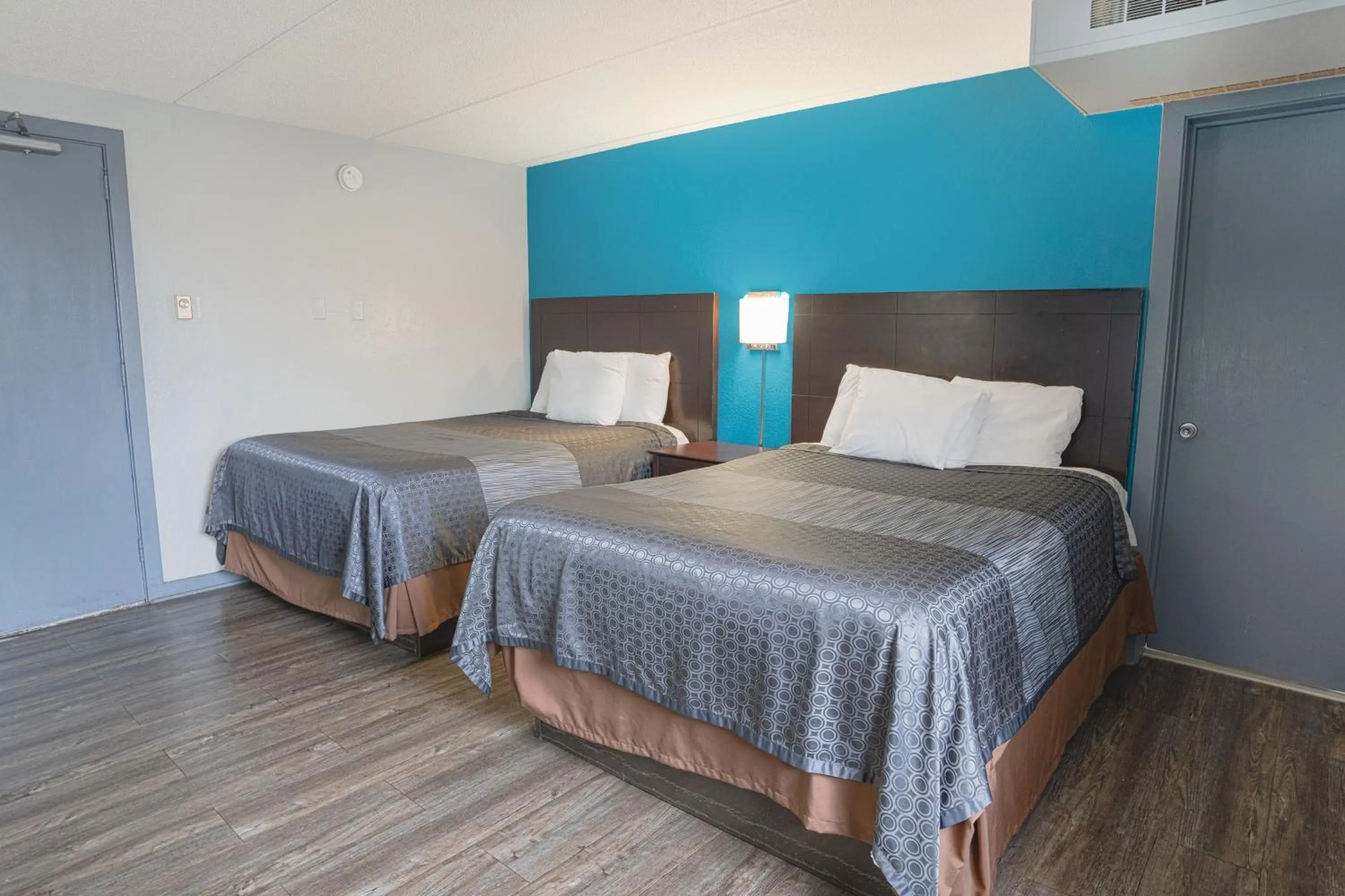 Bedroom, Bed in Executive Inn Owatonna Hwy 35