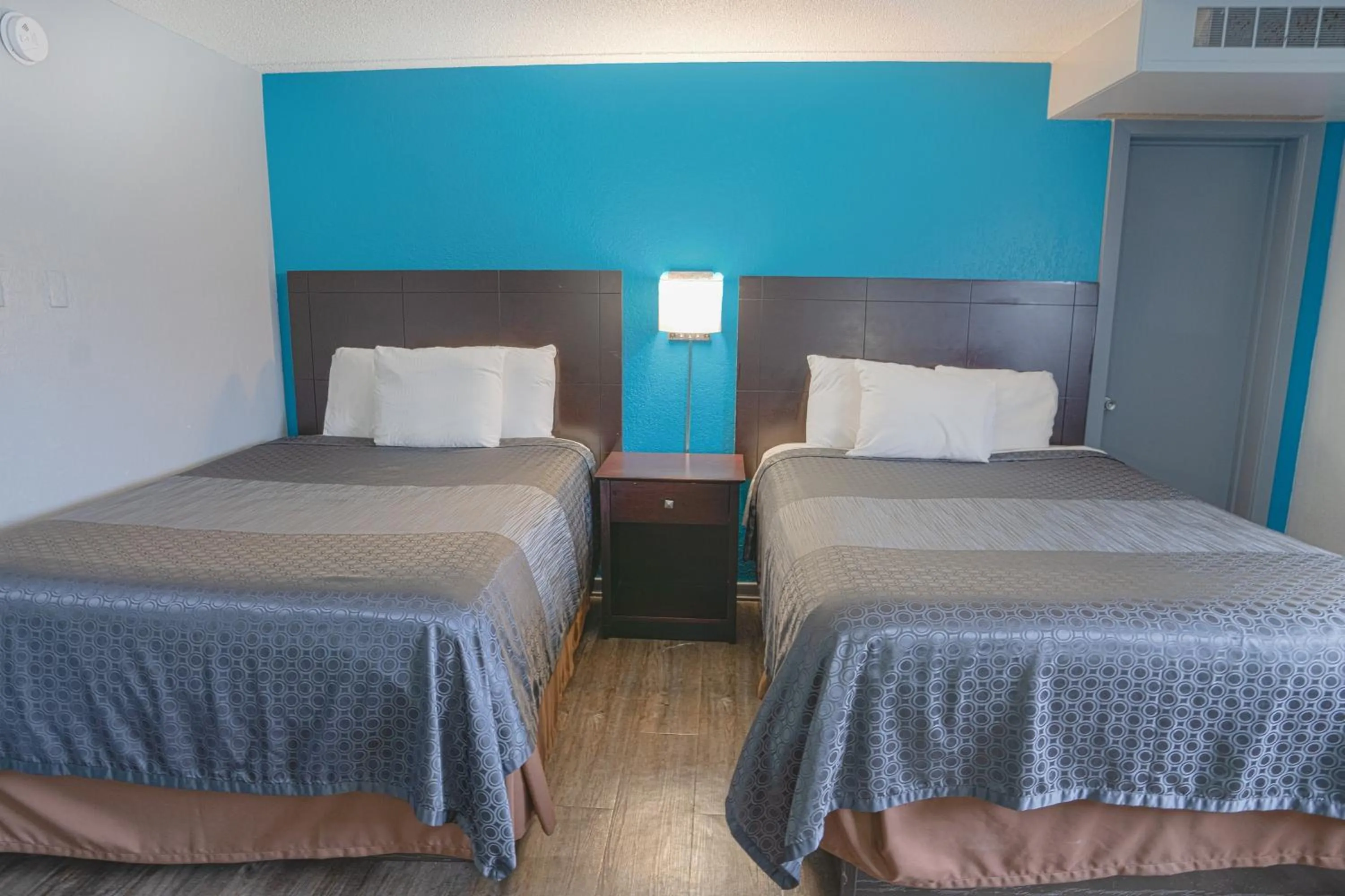 Bedroom, Bed in Executive Inn Owatonna Hwy 35