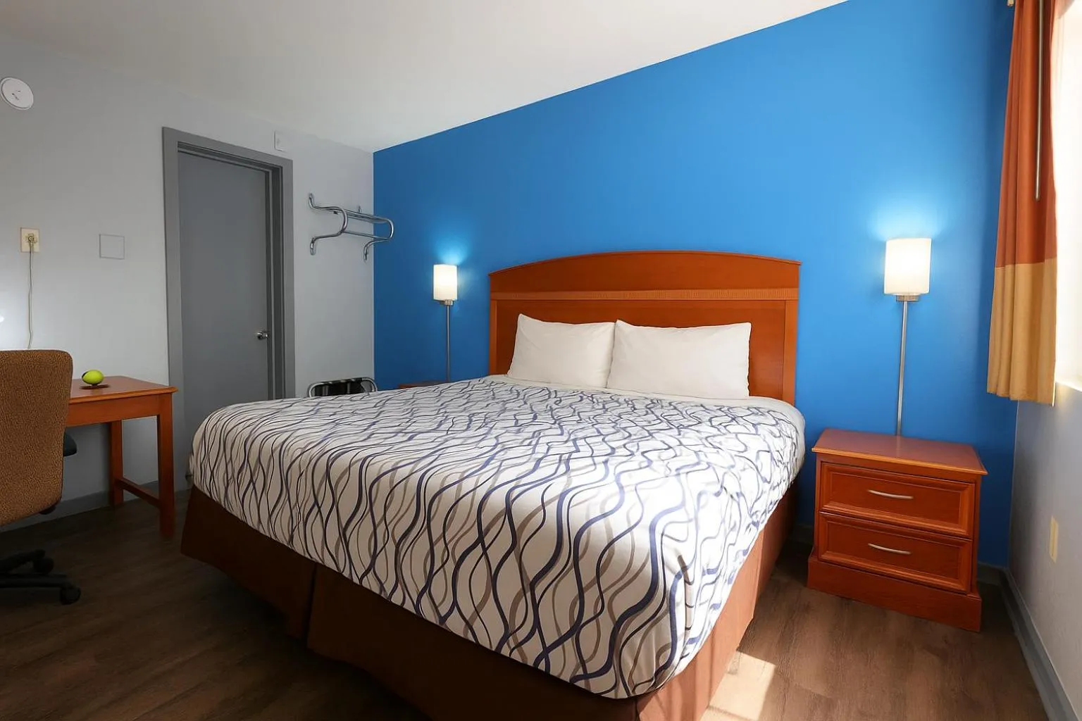 Bedroom, Bed in Executive Inn Owatonna Hwy 35