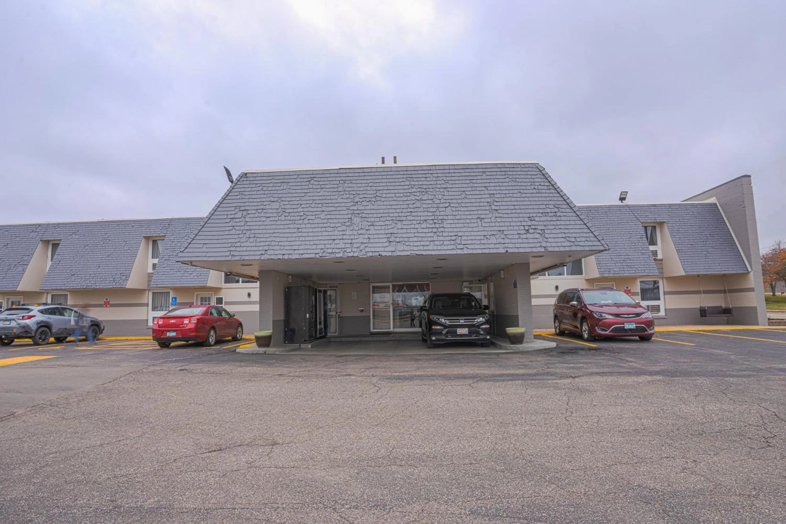Facade/entrance in Executive Inn Owatonna Hwy 35