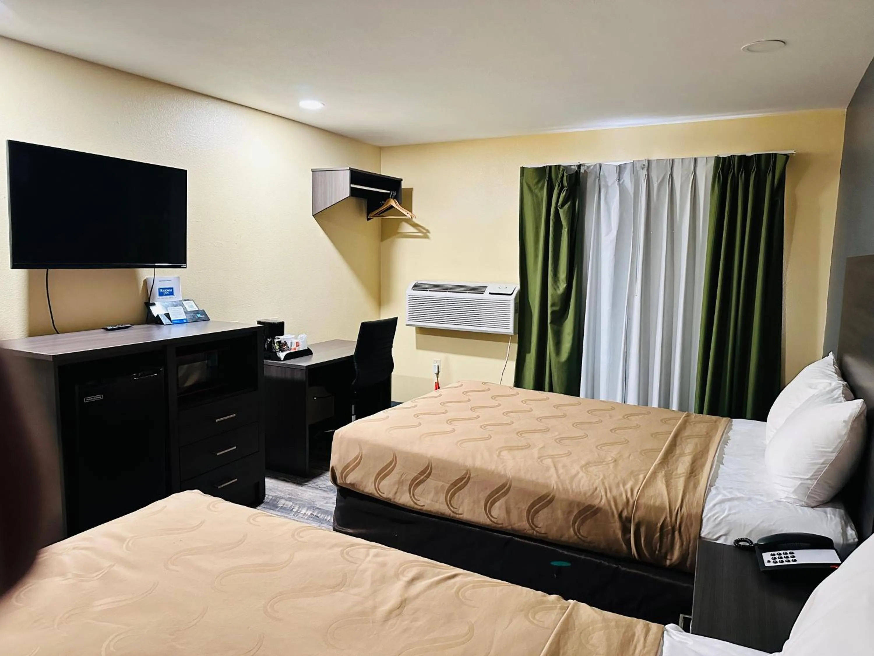 Bed in Rodeway Inn Winslow I-40