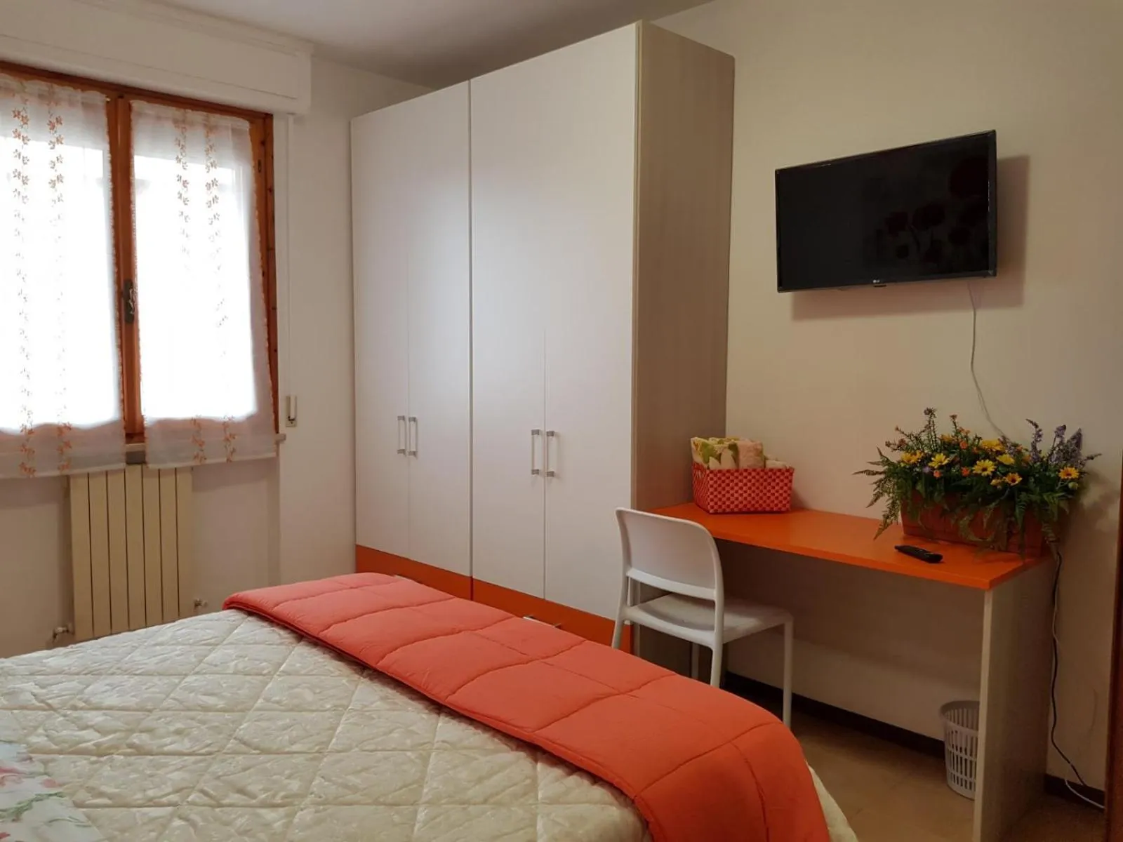 Communal lounge/ TV room, Bed in MAYFLOWERS B&B Zona Ospedale Cisanello Pisa