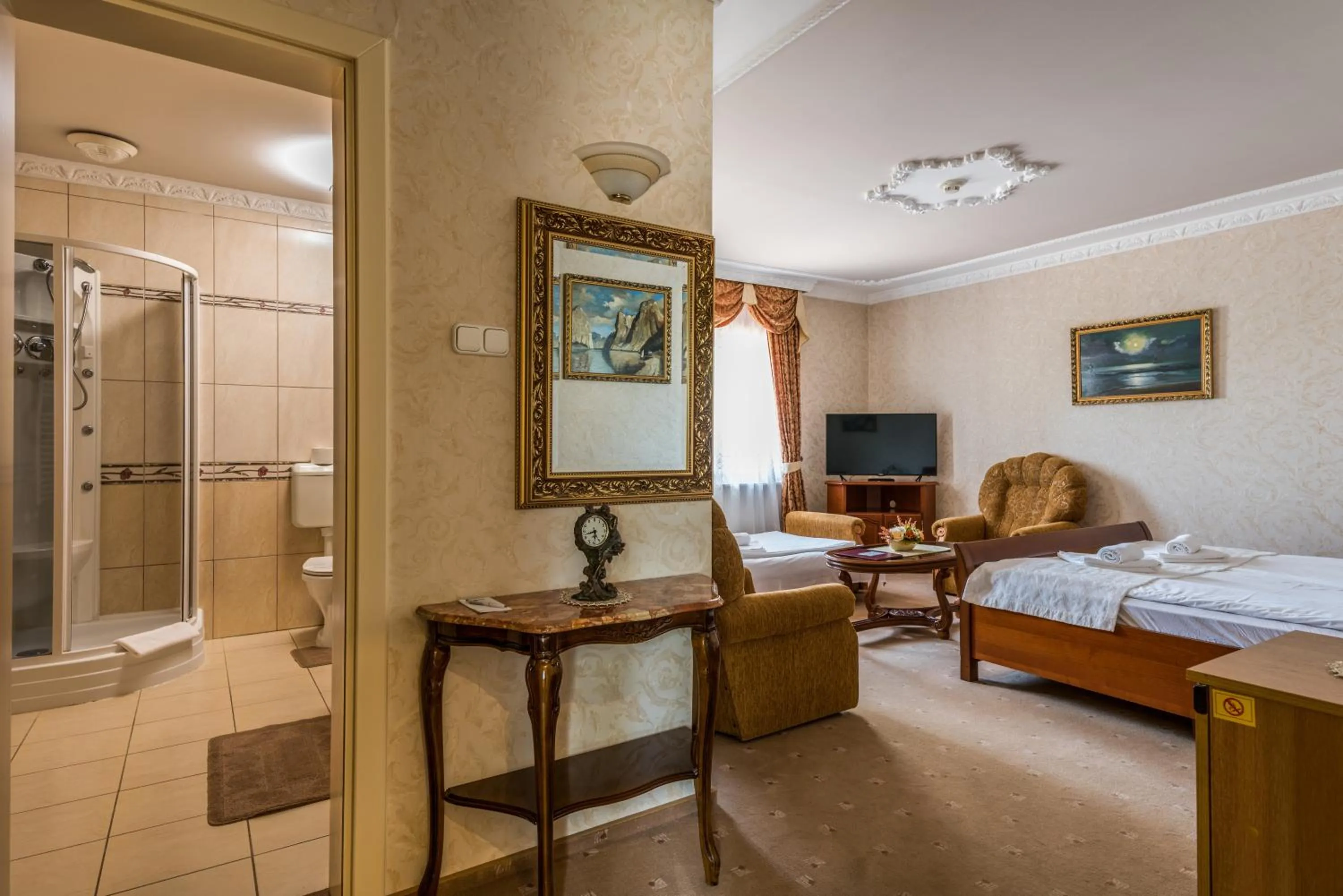 Bed in Hotel Bíbic és Tüskevár Étterem és Horgásztó