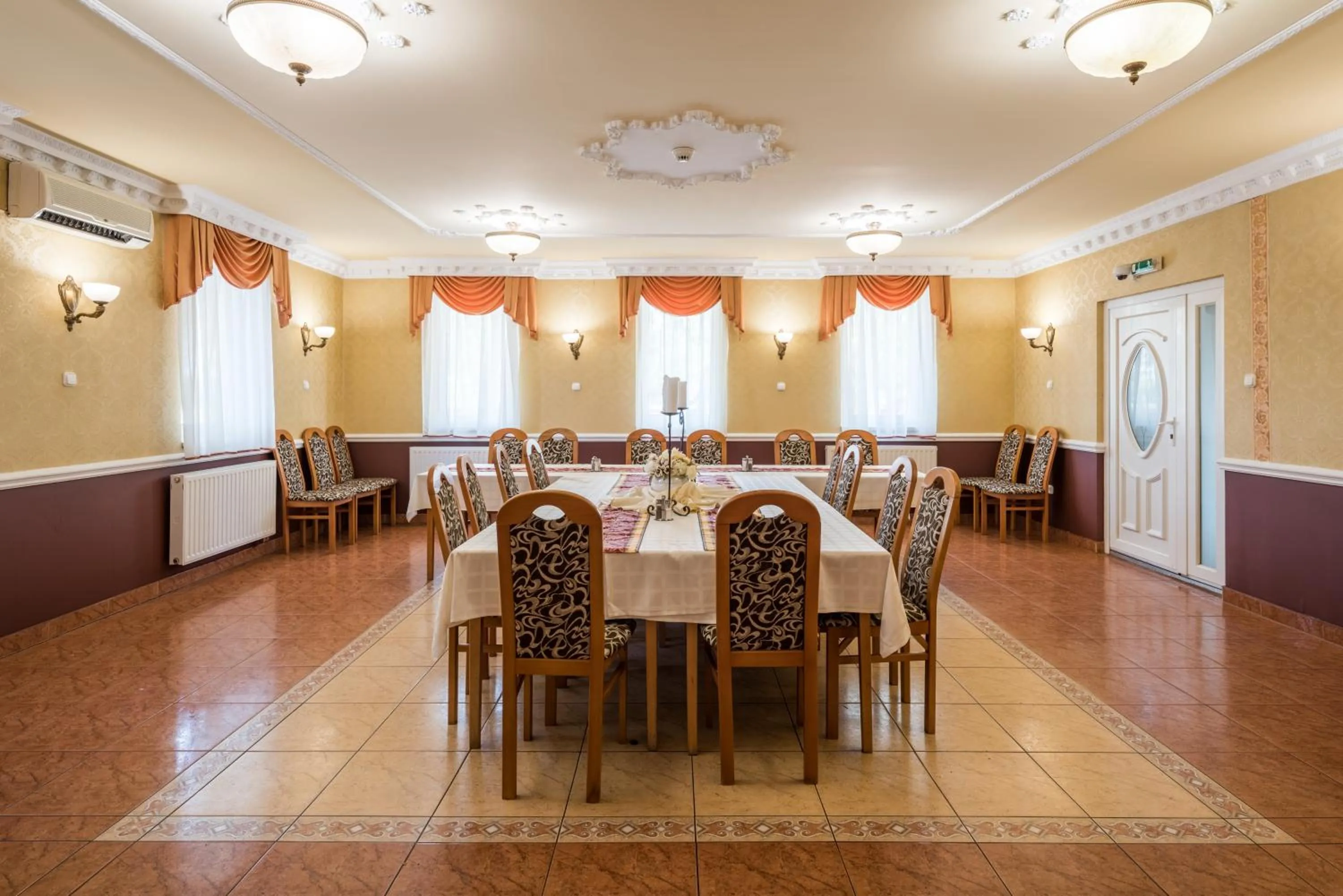 Hotel Bíbic és Tüskevár Étterem és Horgásztó