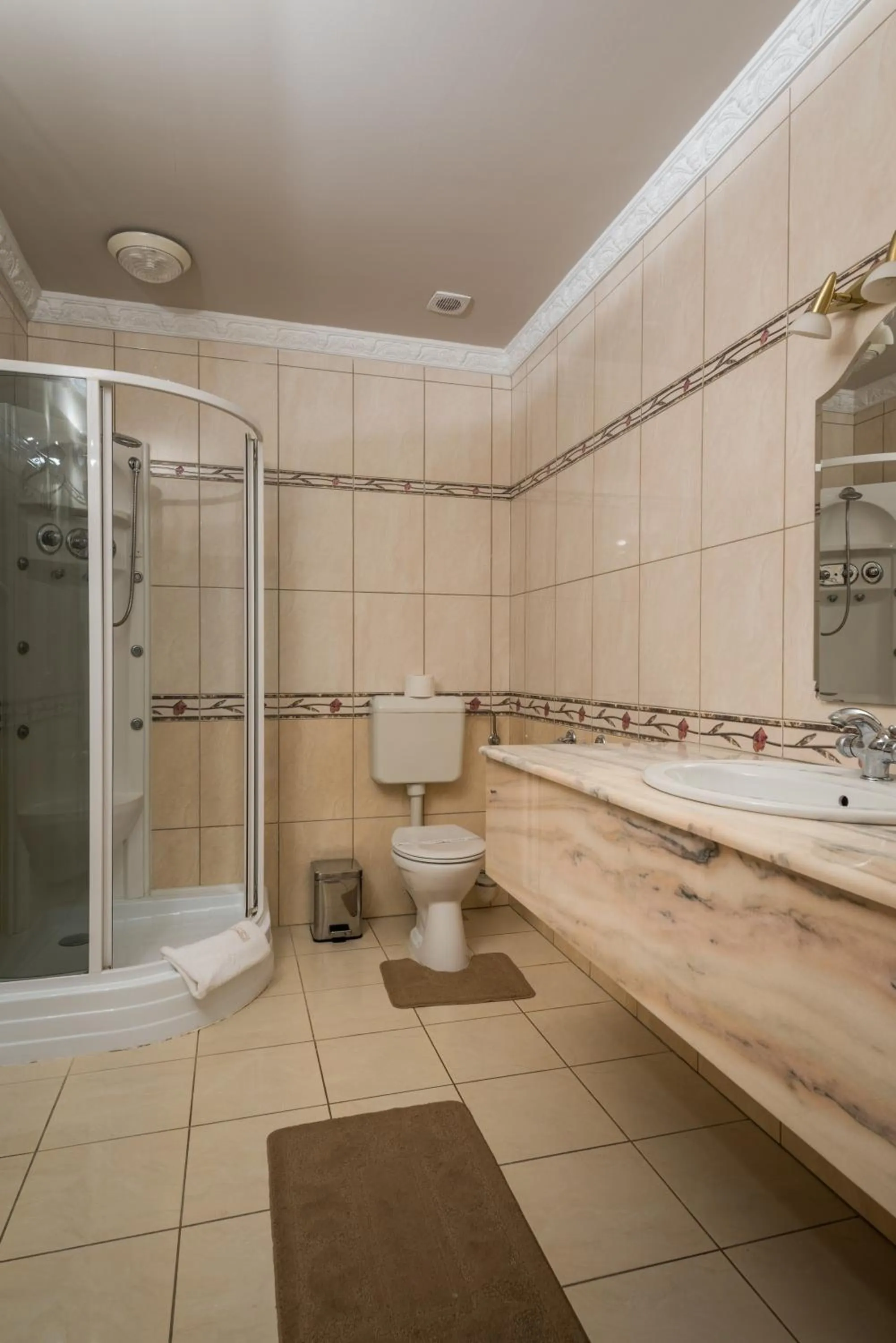 Hotel Bíbic és Tüskevár Étterem és Horgásztó