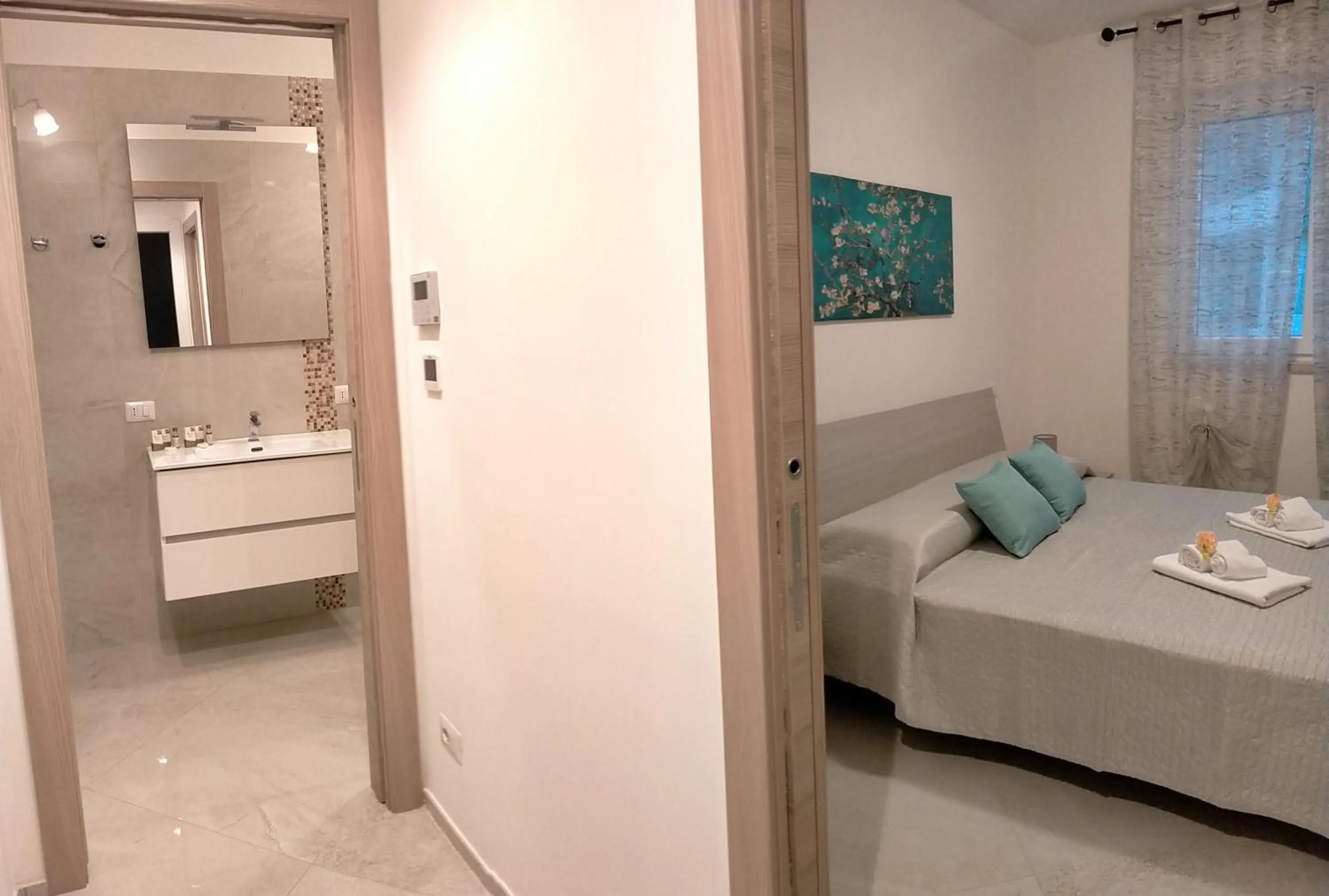 Photo of the whole room in Torres Suite