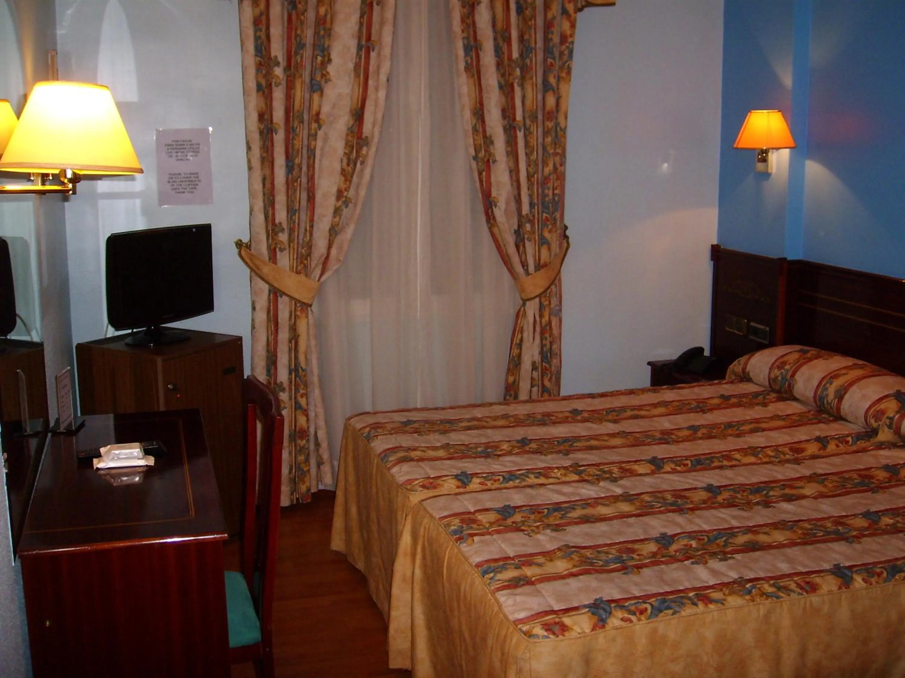 Photo of the whole room, Bed in Hostal Centro Sol Madrid