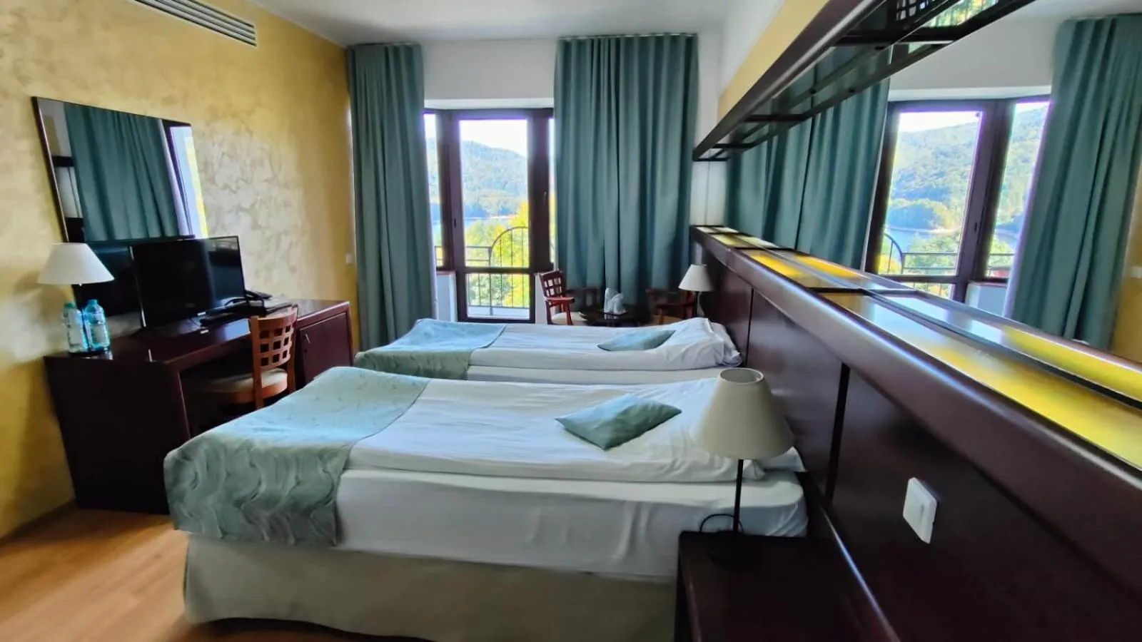 Bed in Hotel Valea cu Pesti