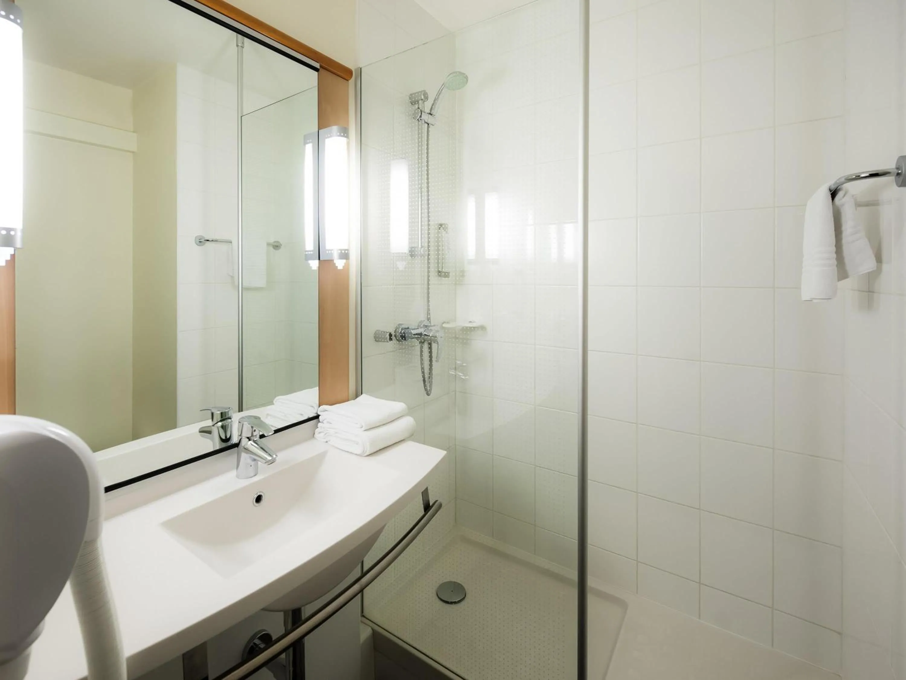 Bedroom in Ibis Nantes la Beaujoire Parc Expo