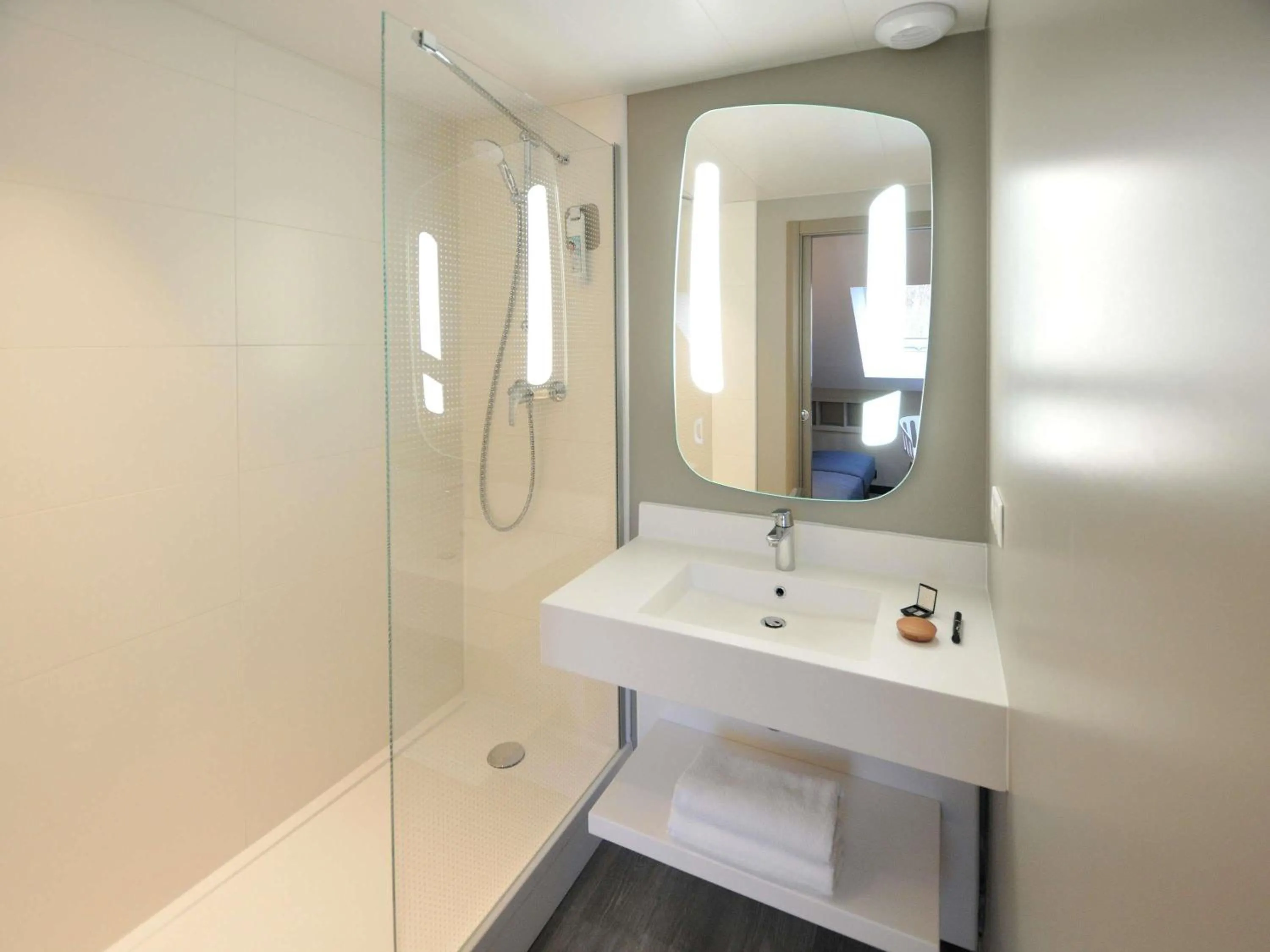 Bedroom in Ibis Nantes la Beaujoire Parc Expo