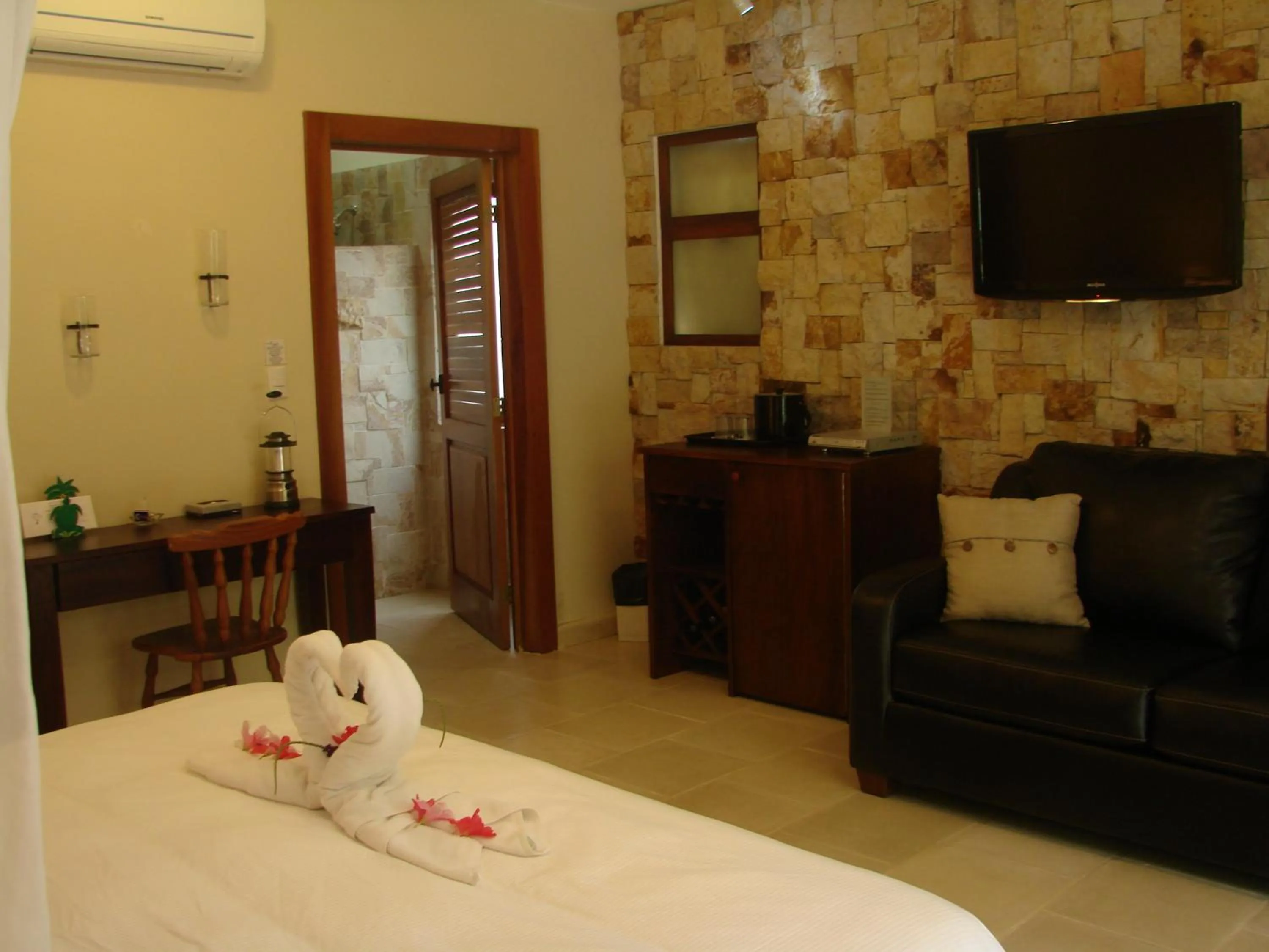 Garden view, Bed in The Falls at Manuel Antonio