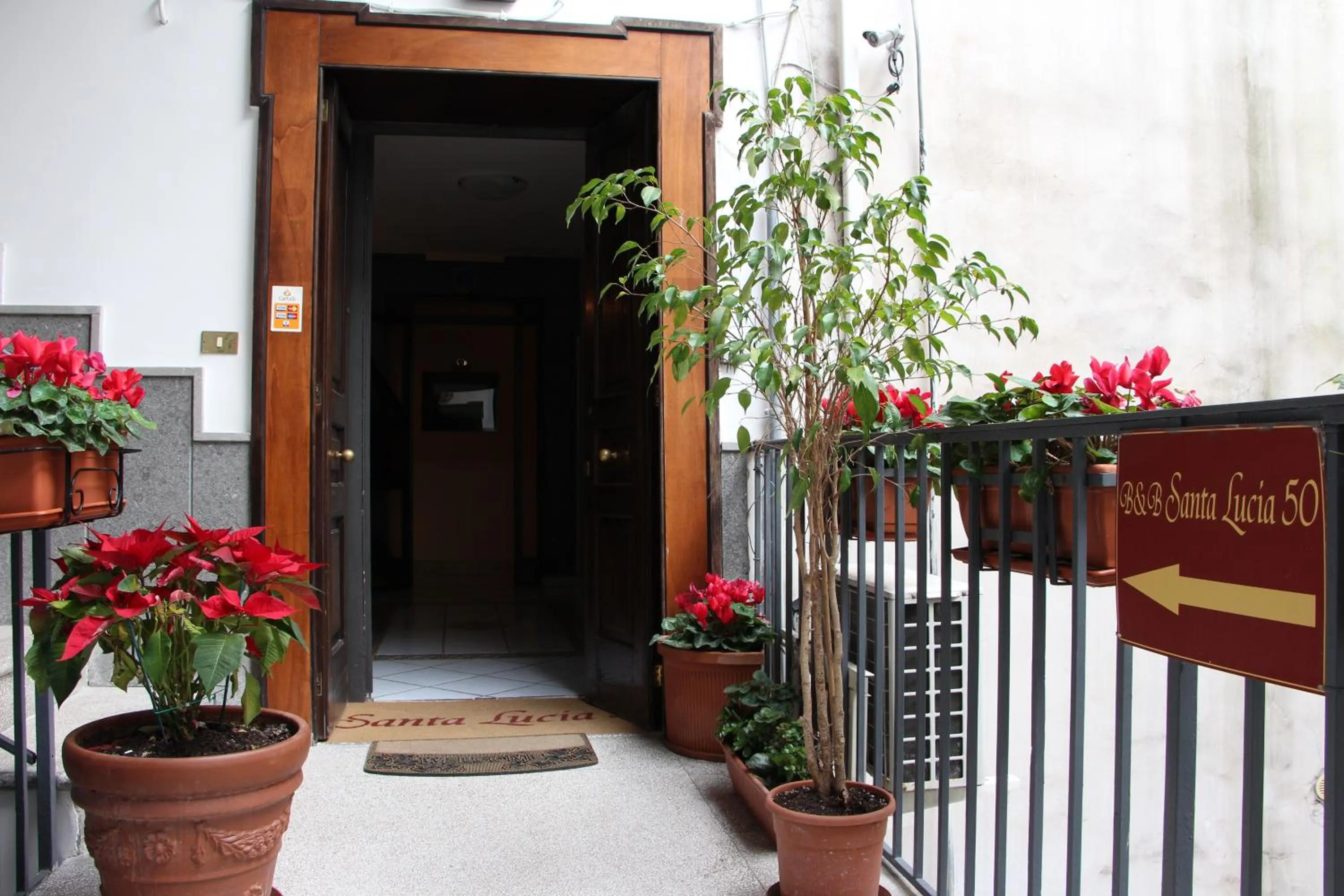 Facade/entrance in Santa Lucia 50