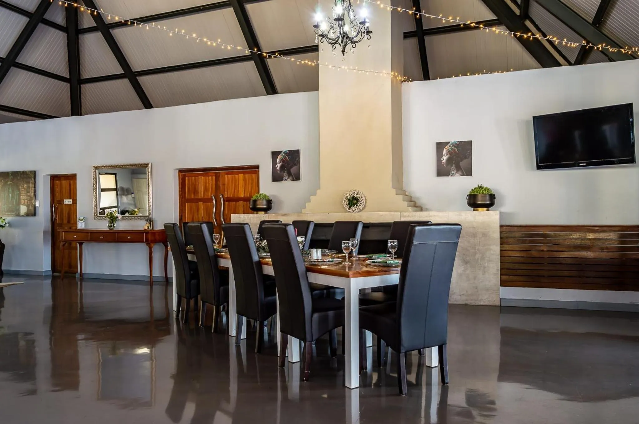 Restaurant/places to eat in Mount Shekinah Country Hotel
