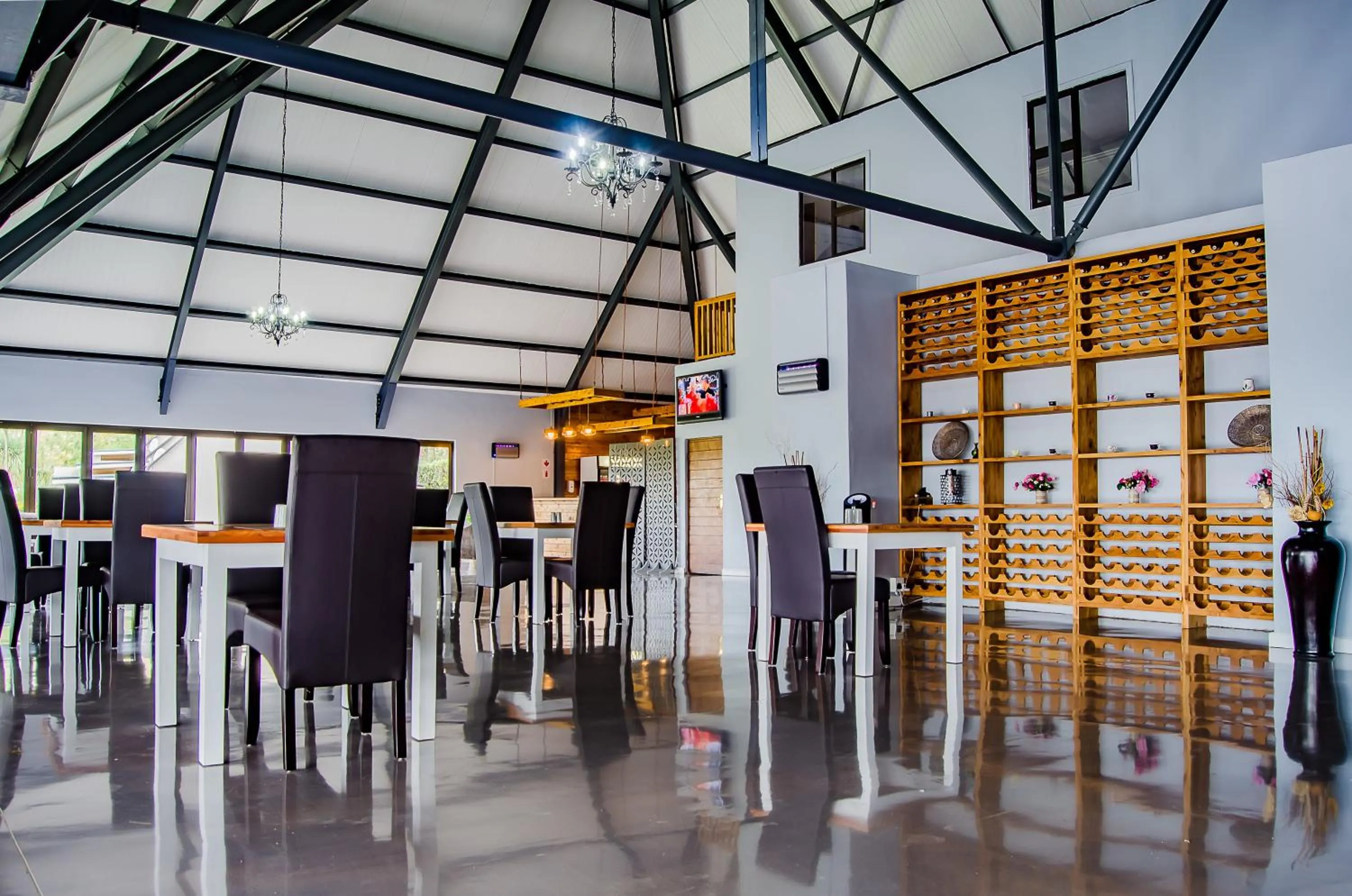 Restaurant/places to eat in Mount Shekinah Country Hotel