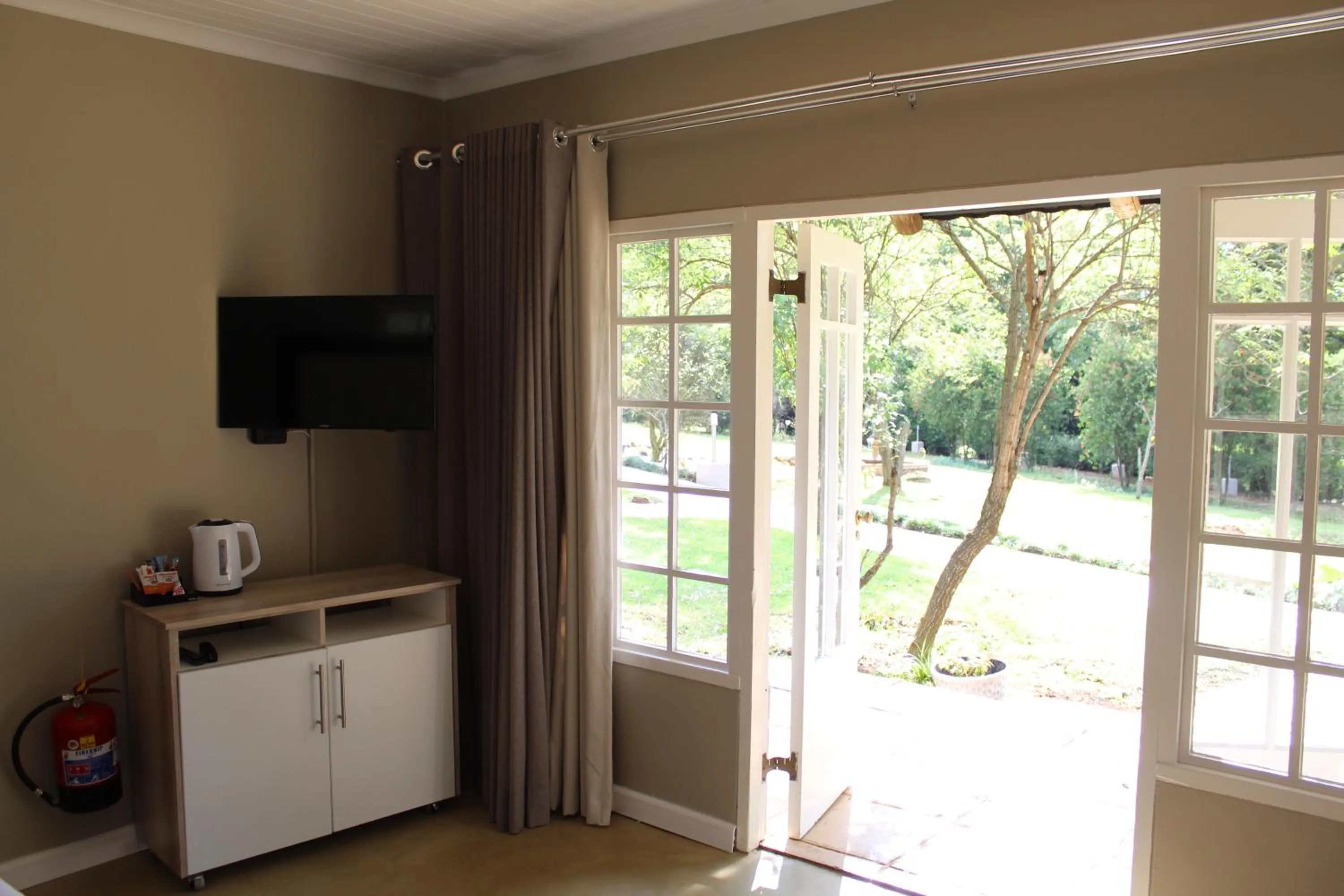 TV and multimedia in Mount Shekinah Country Hotel