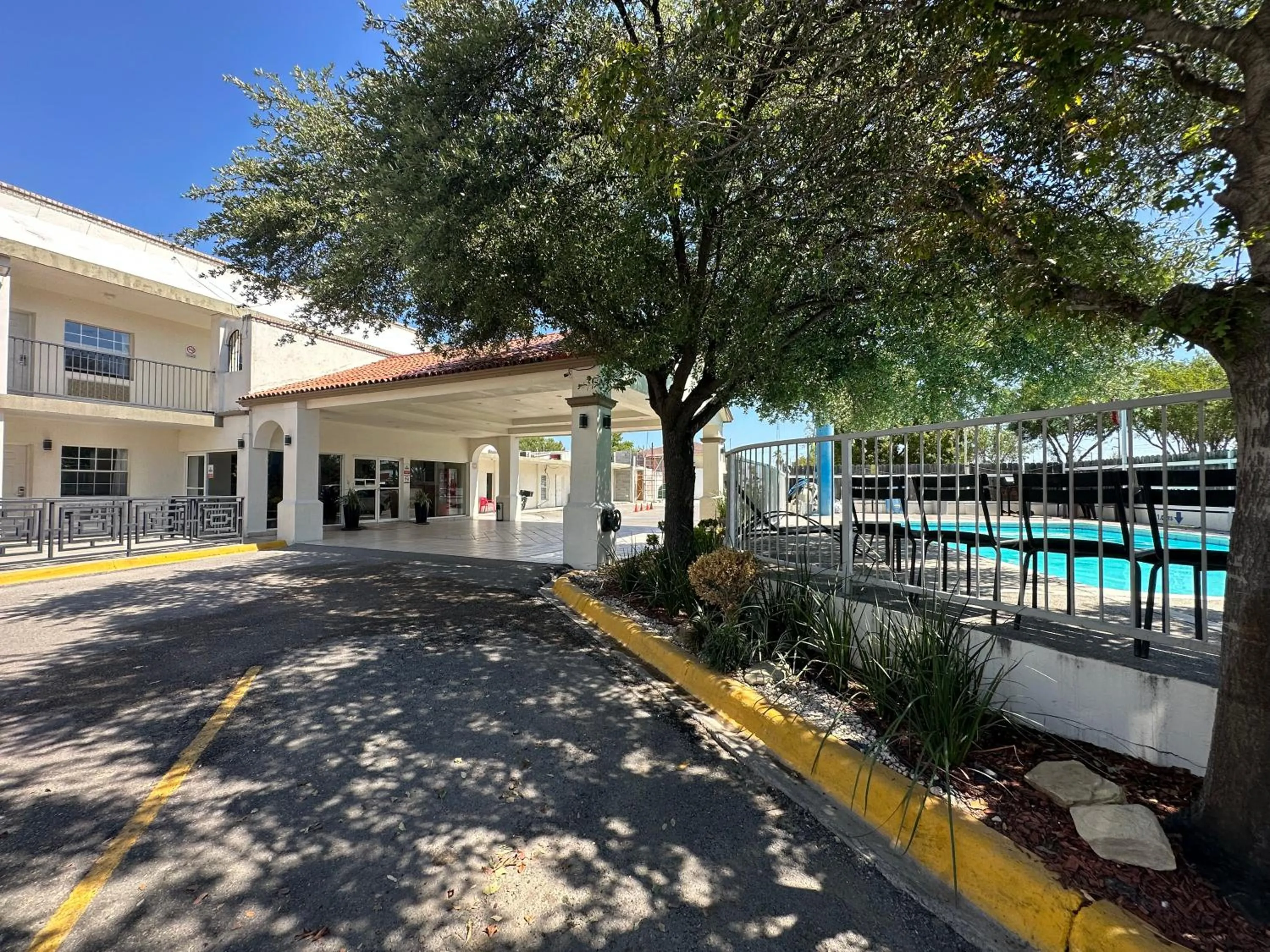 Property building in Hotel Quinta San Carlos Inn