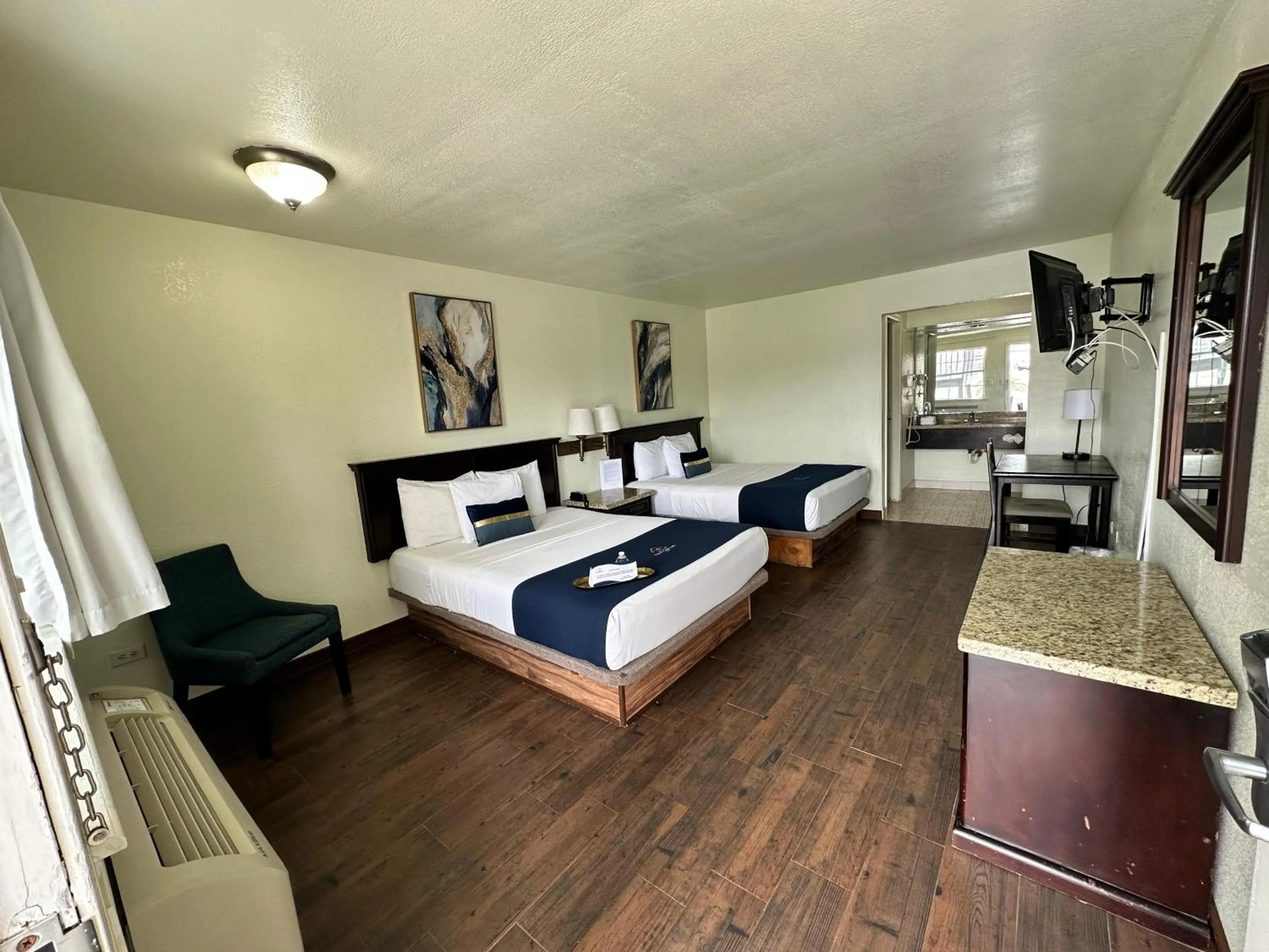 Photo of the whole room, Bed in Hotel Quinta San Carlos Inn