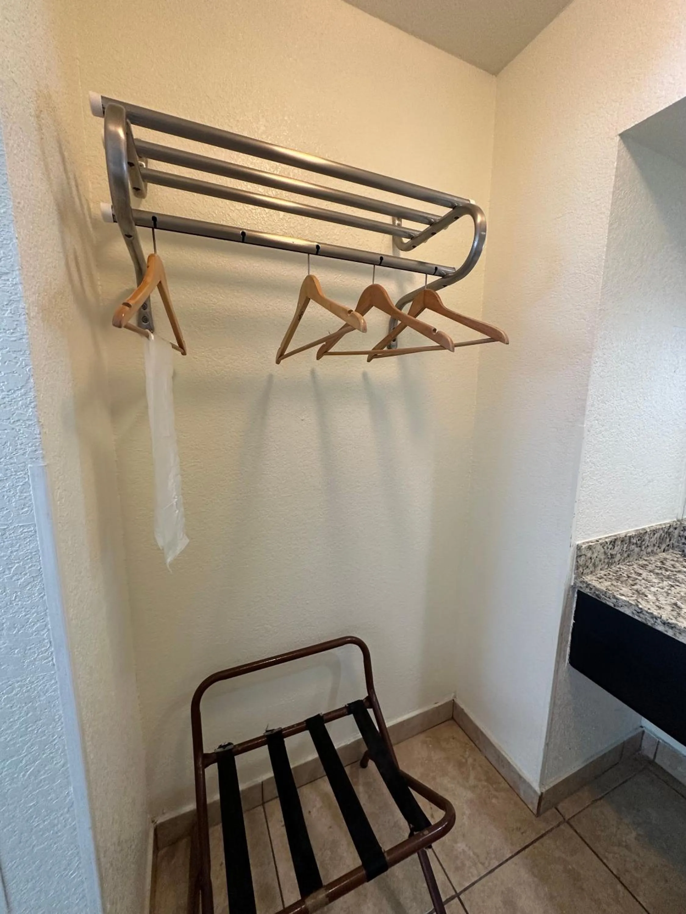 wardrobe in Hotel Quinta San Carlos Inn