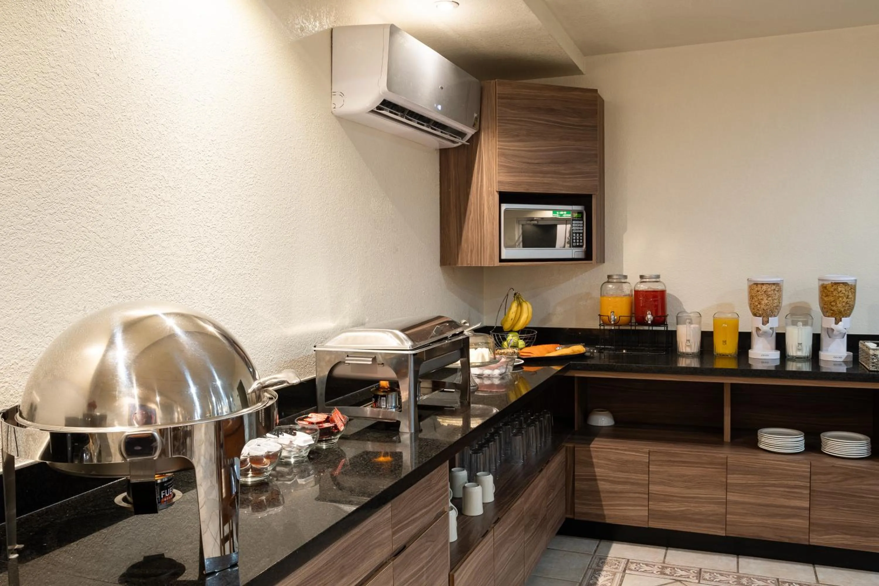 Food and drinks in Hotel Quinta San Carlos Inn