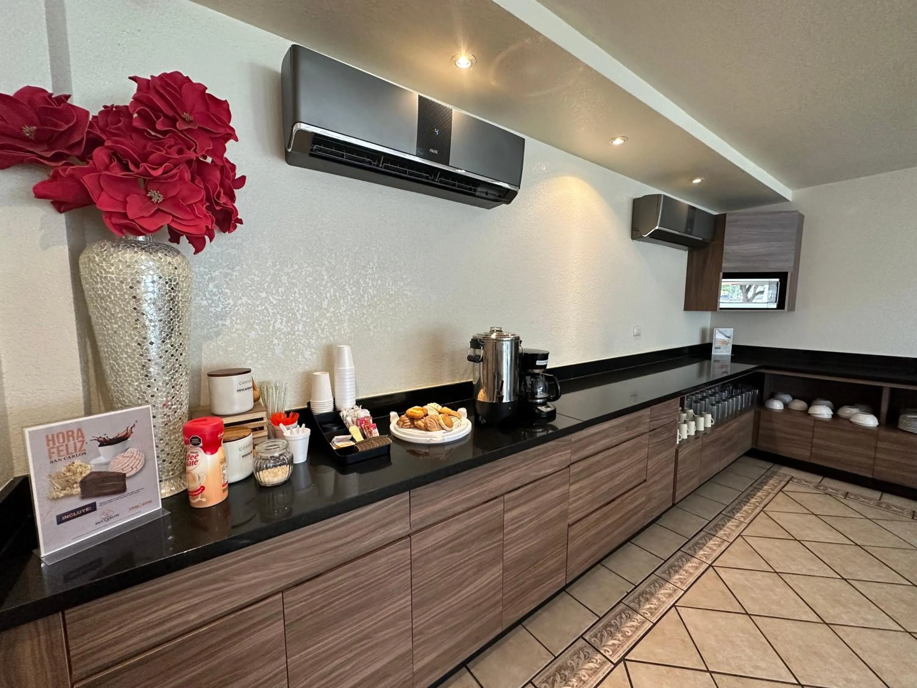 Restaurant/places to eat in Hotel Quinta San Carlos Inn