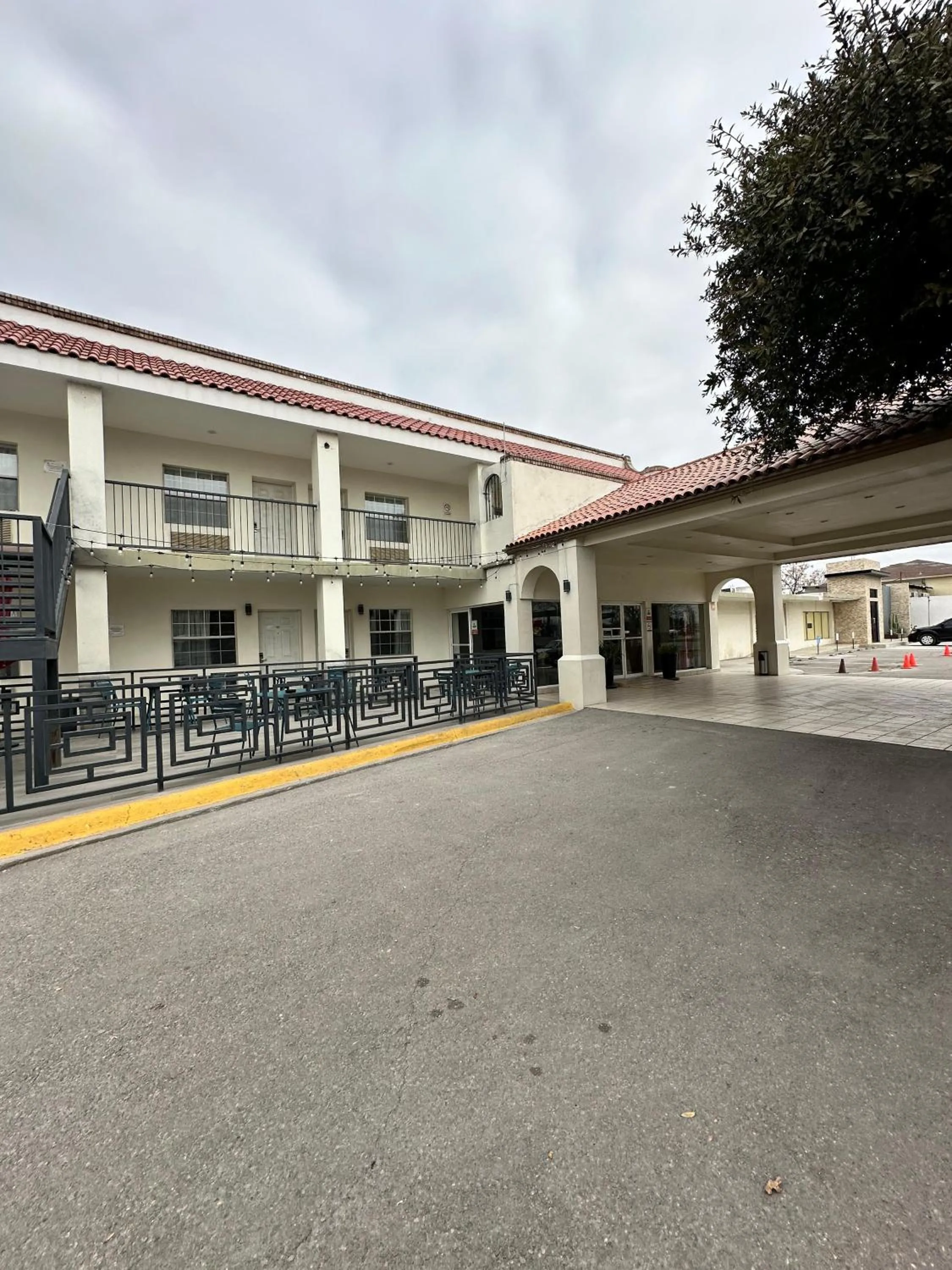 Parking in Hotel Quinta San Carlos Inn