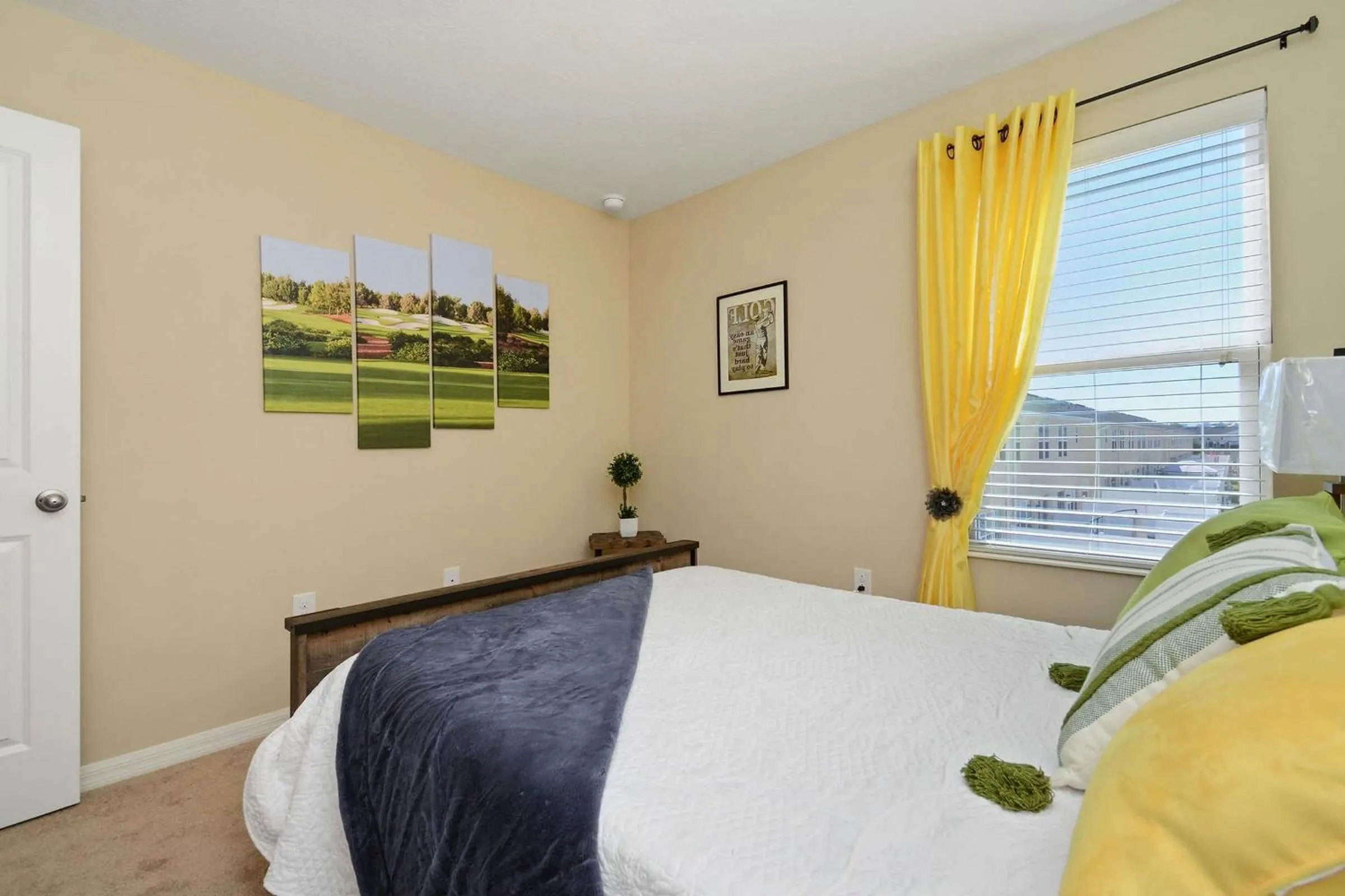 Bed in Family Friendly 4 Bedroom Close to Disney 5148