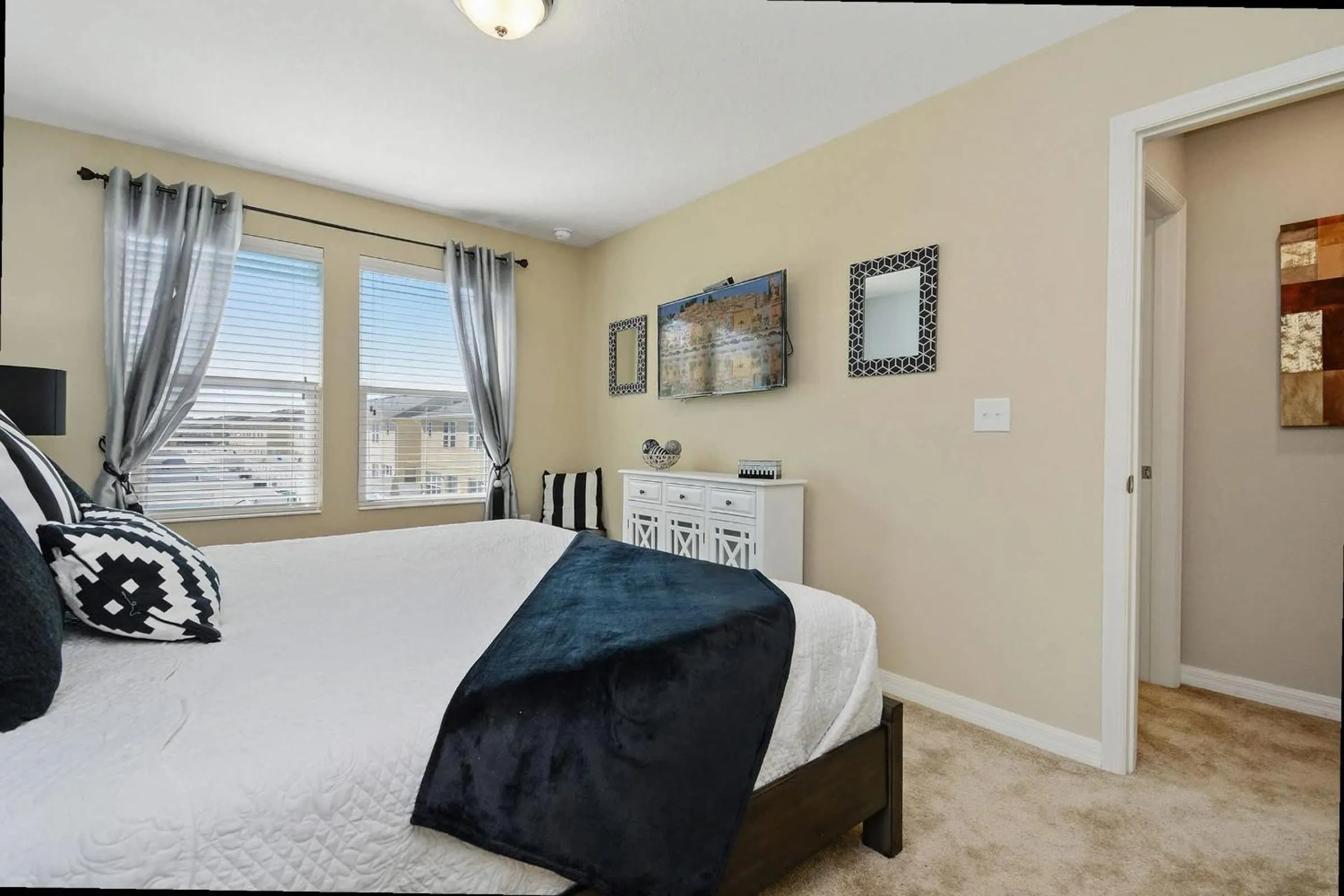 Bed in Family Friendly 4 Bedroom Close to Disney 5148