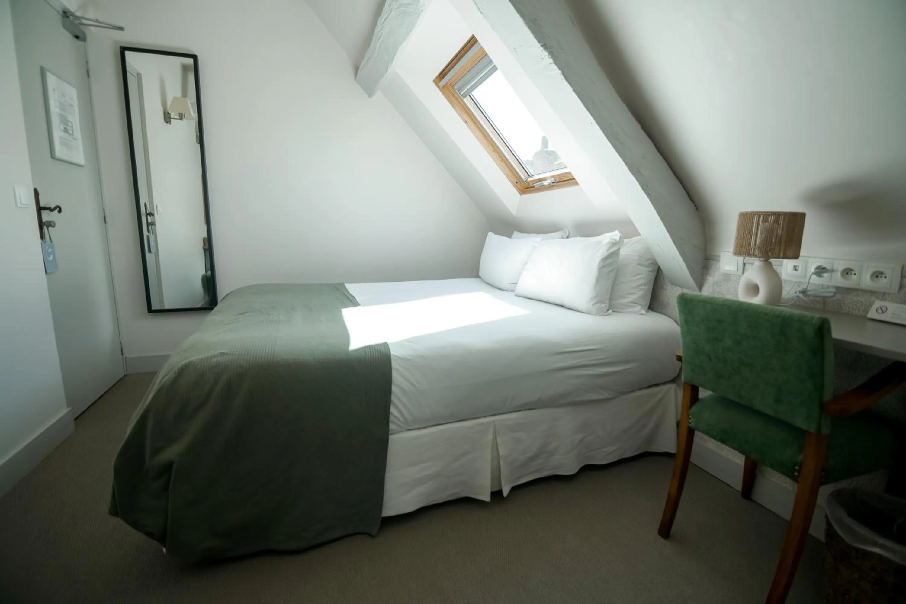 Bed in Hôtel de Biencourt