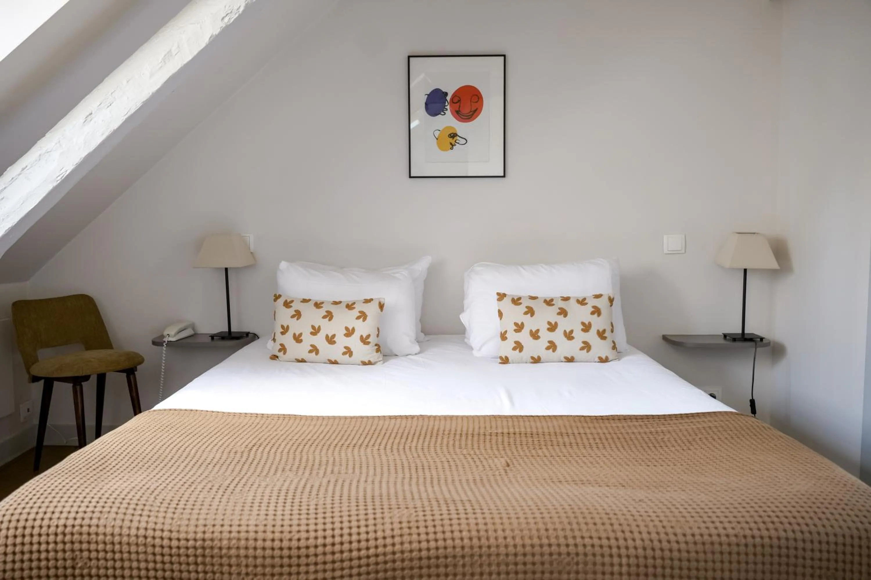 Photo of the whole room, Bed in Hôtel de Biencourt