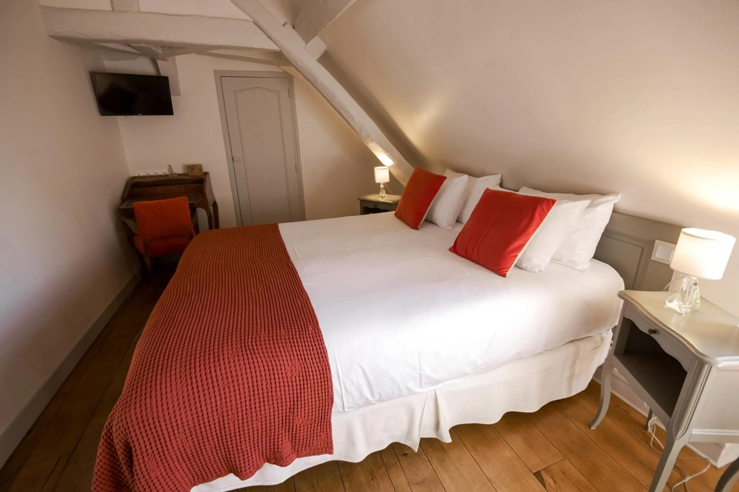 Photo of the whole room, Bed in Hôtel de Biencourt