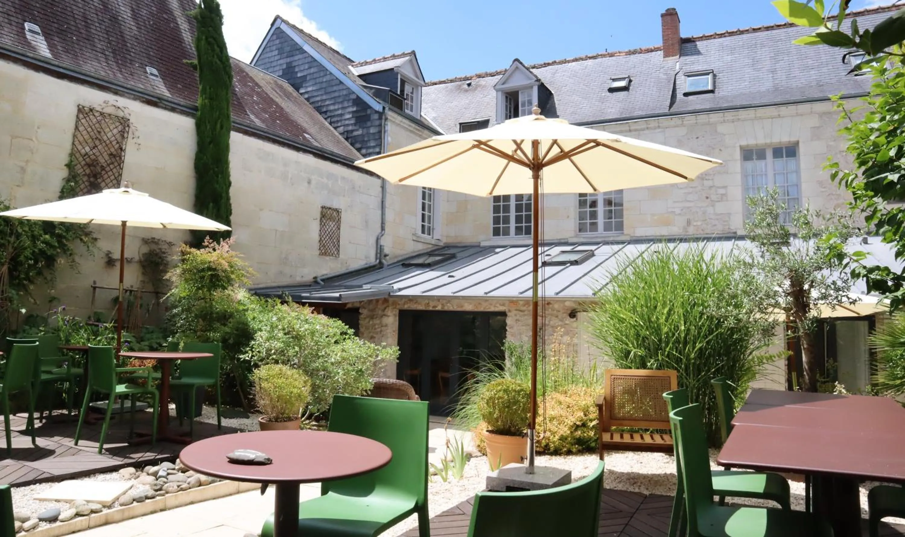Patio in Hôtel de Biencourt
