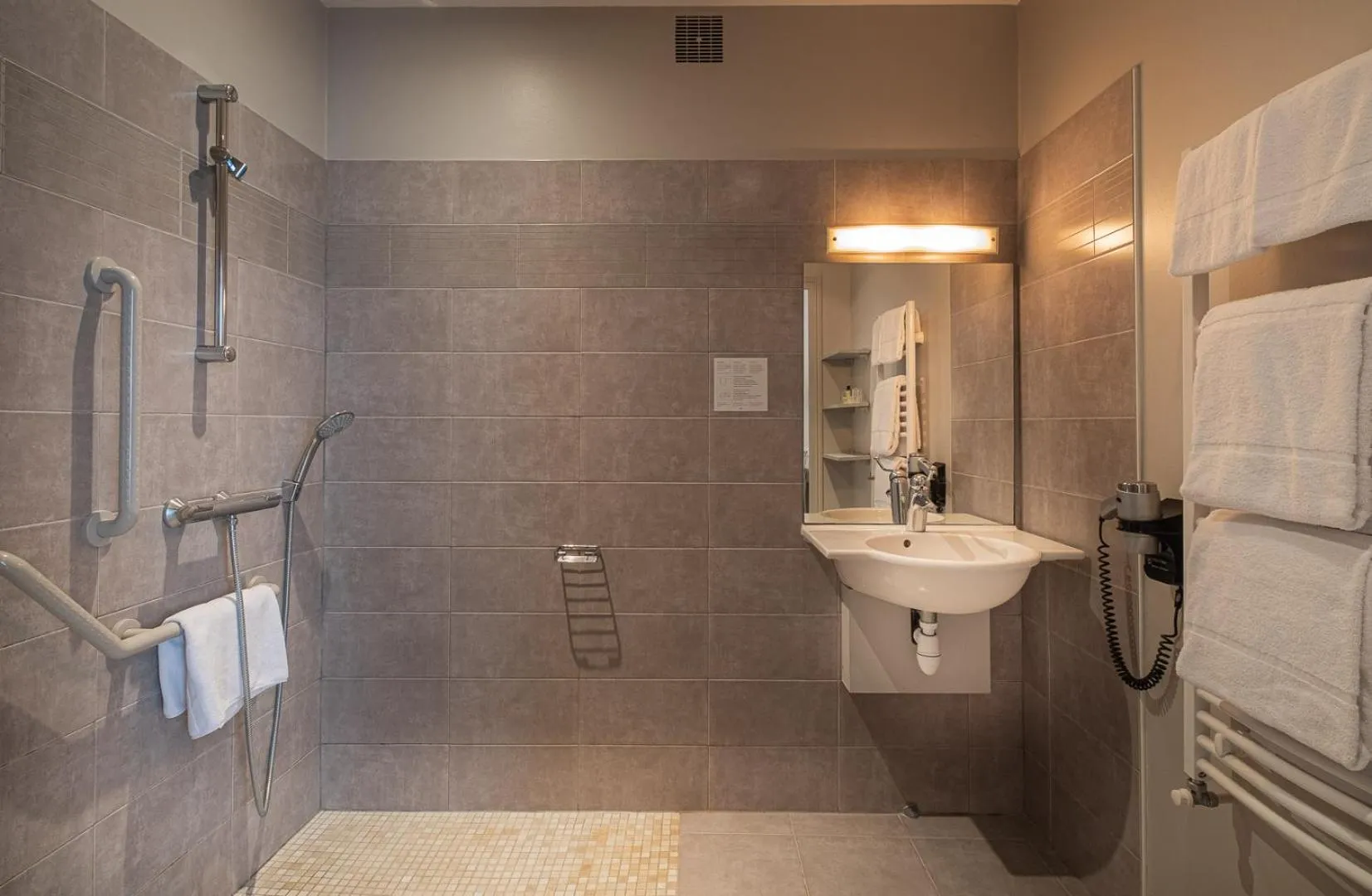 Bathroom in Hôtel de Biencourt