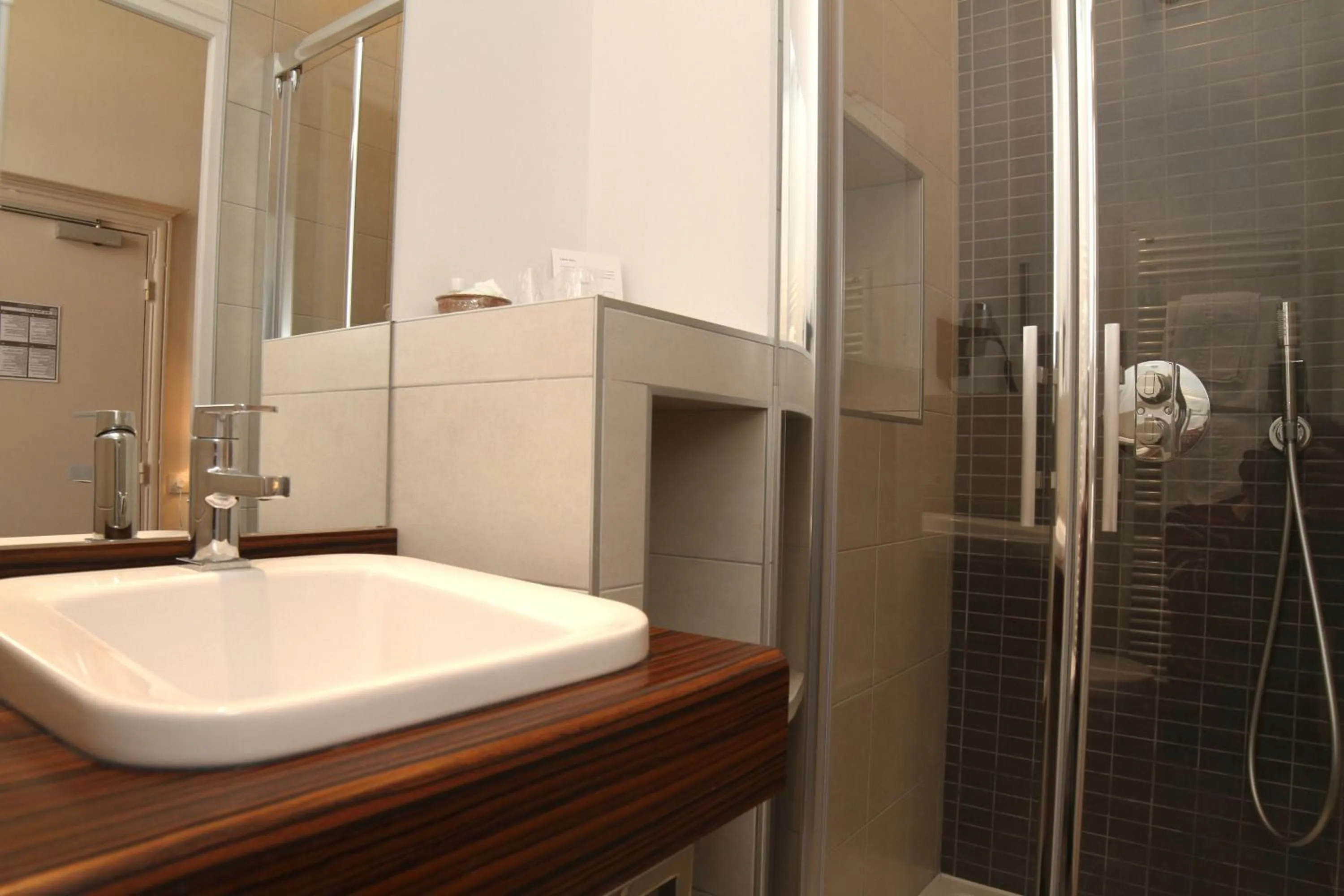 Bathroom in Hôtel de Biencourt