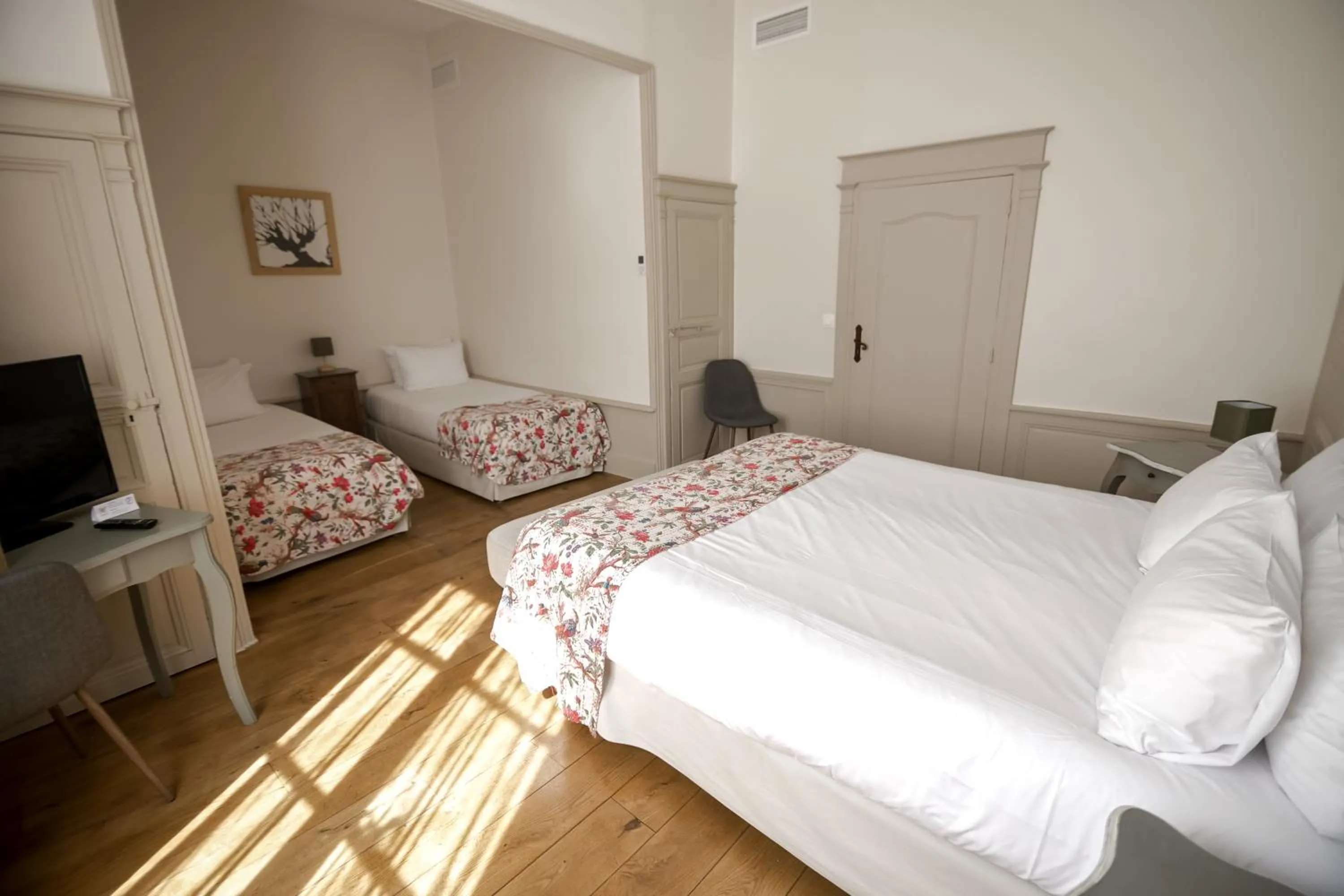 Photo of the whole room, Bed in Hôtel de Biencourt