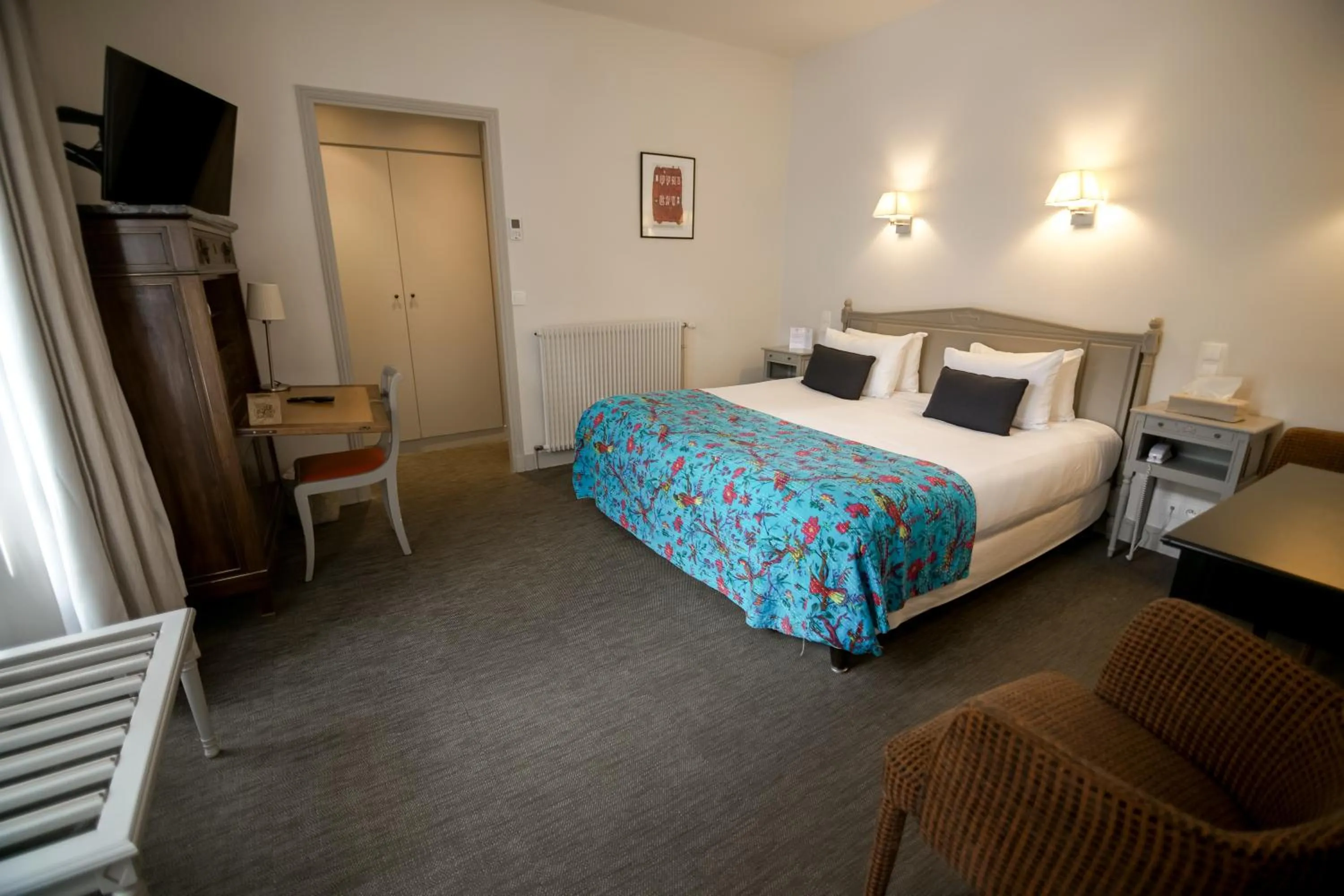 Photo of the whole room, Bed in Hôtel de Biencourt