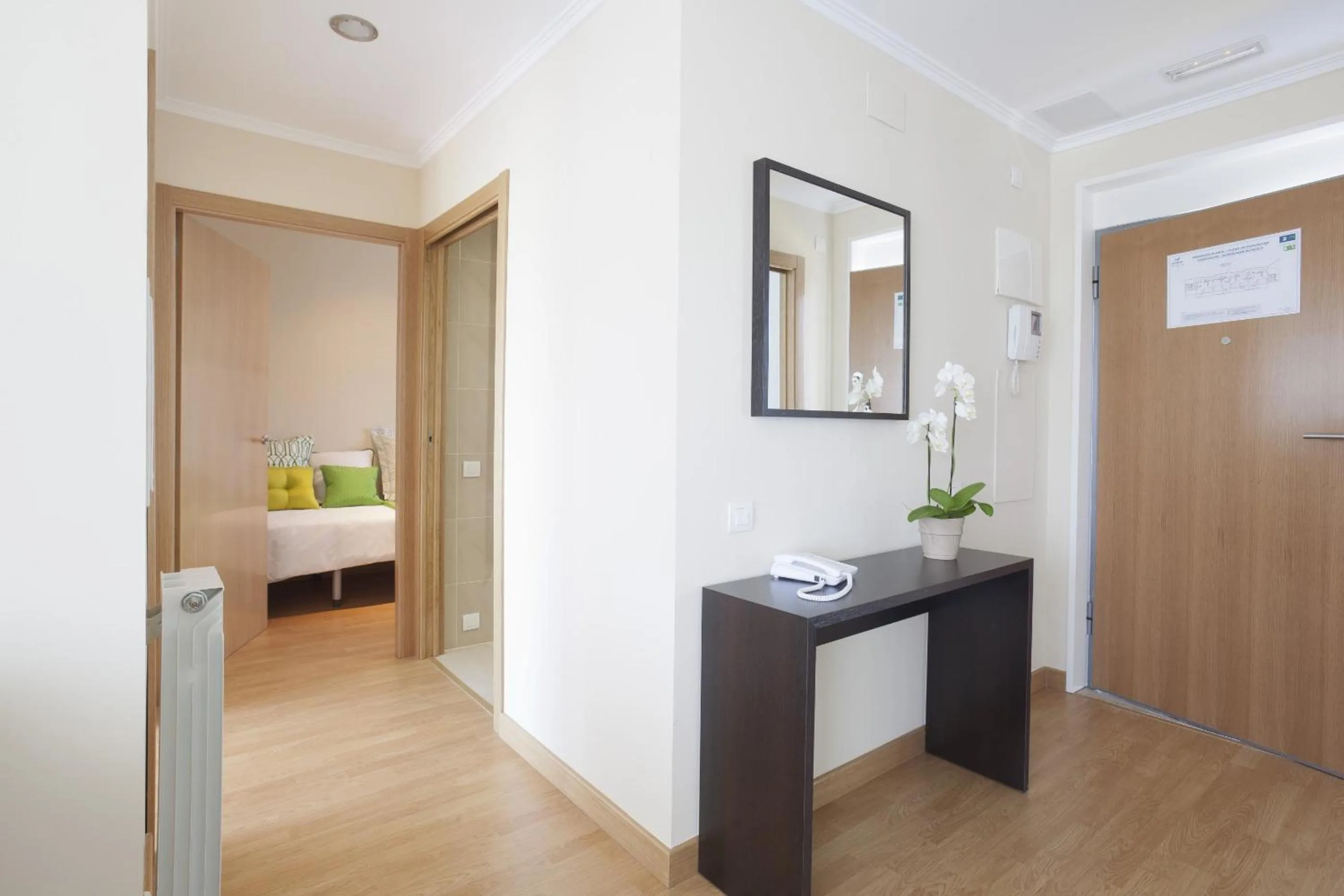 Living room, Bed in Aparthotel Jardines de Aristi