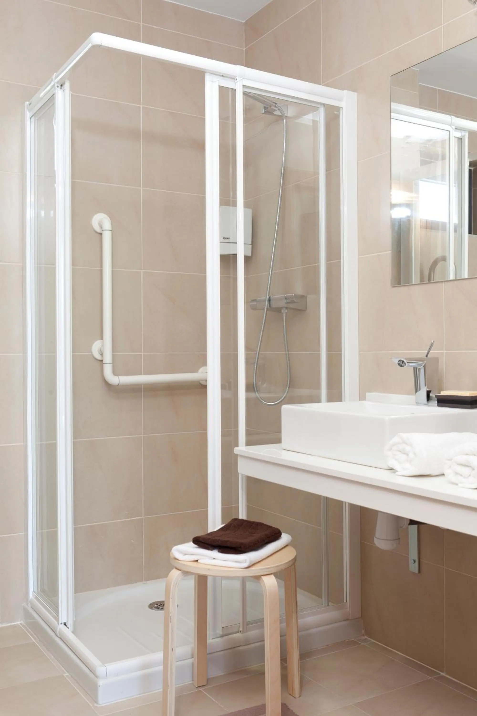 Shower in Aparthotel Jardines de Aristi