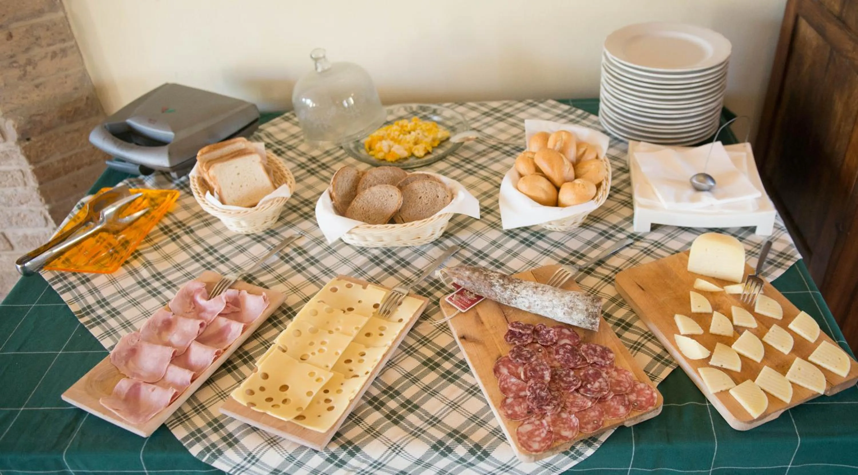 Italian breakfast in Parco Ducale Country House