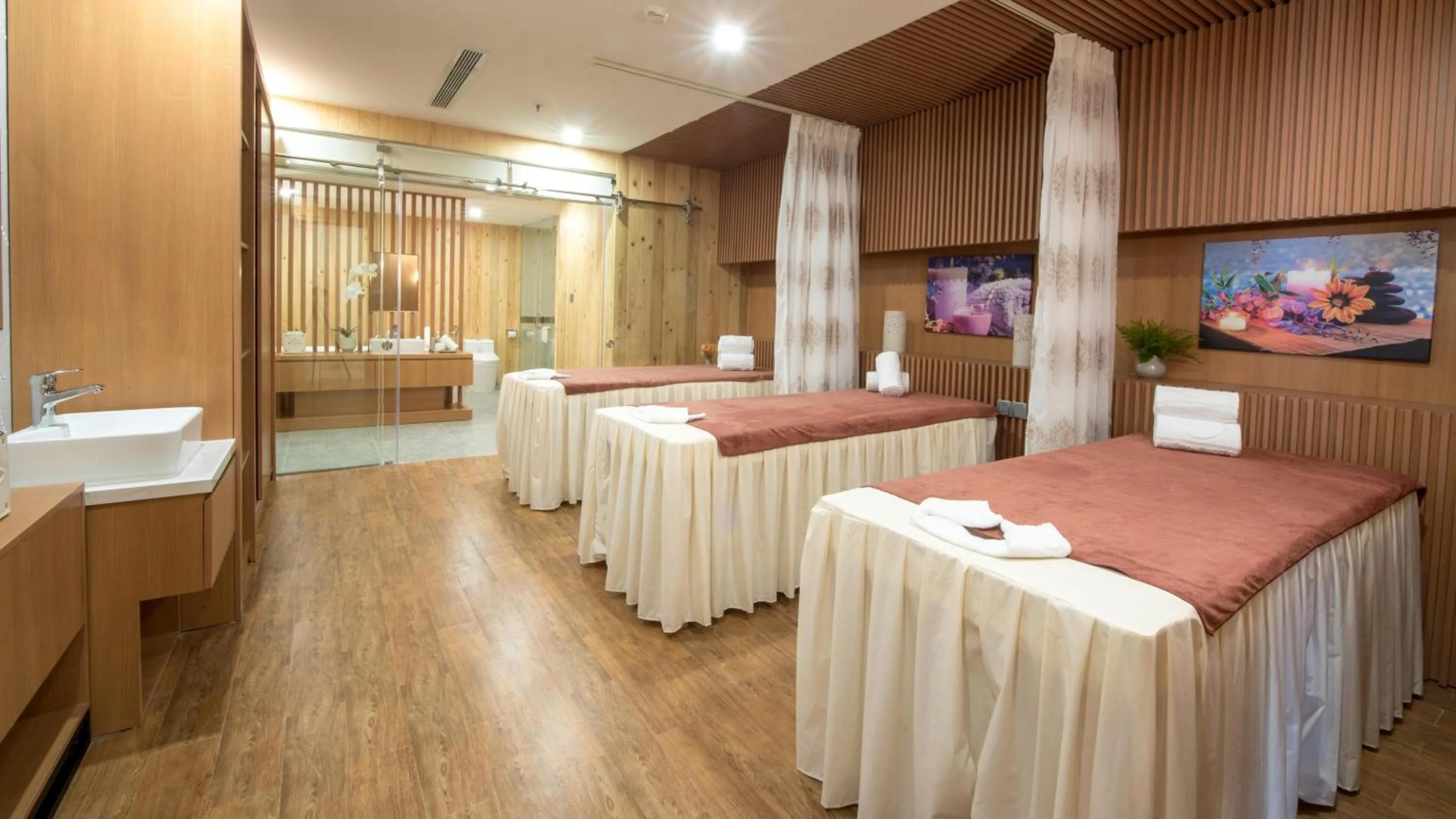 Sauna, Bed in HAIAN Beach Hotel & Spa