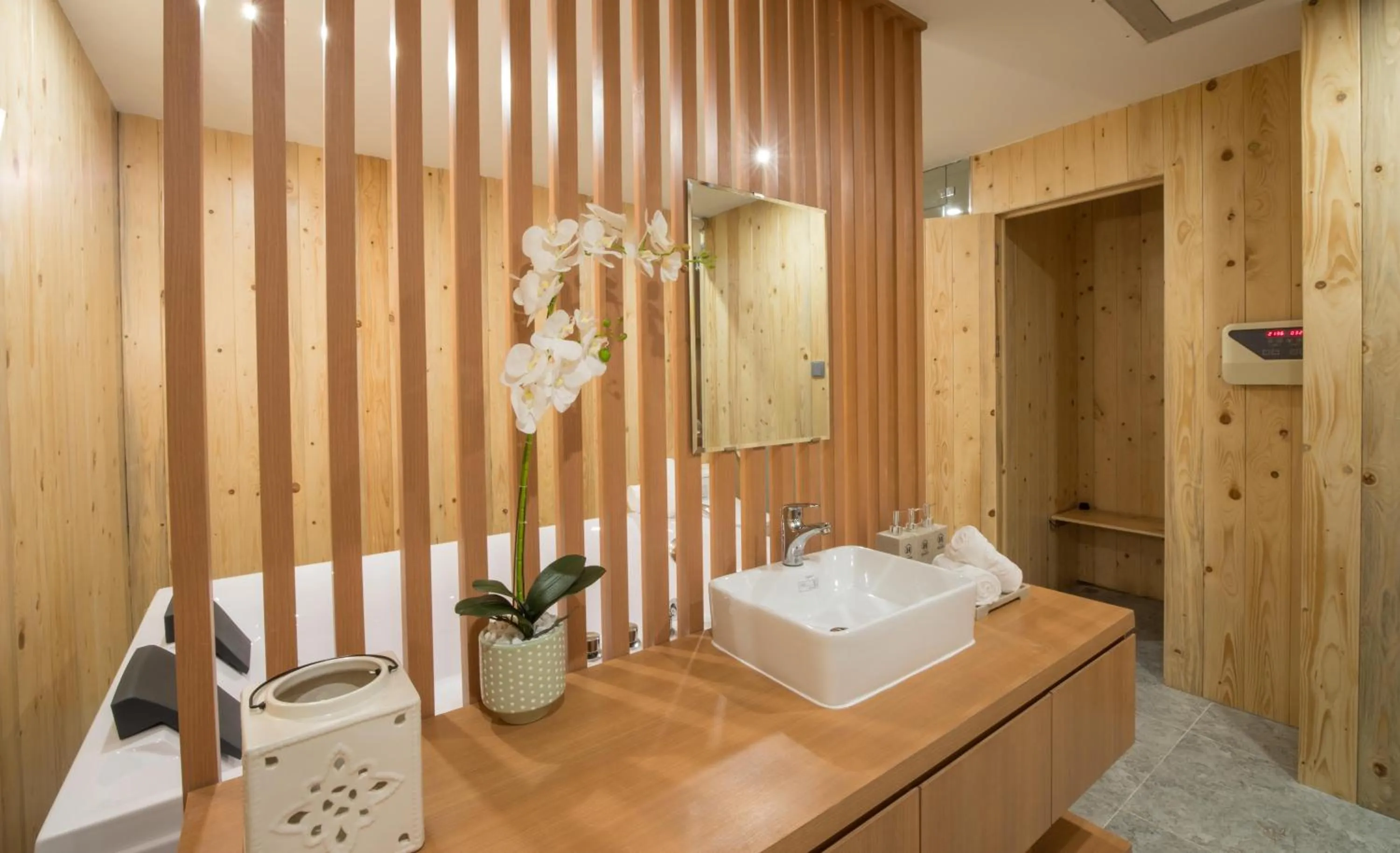 Sauna, Bed in HAIAN Beach Hotel & Spa