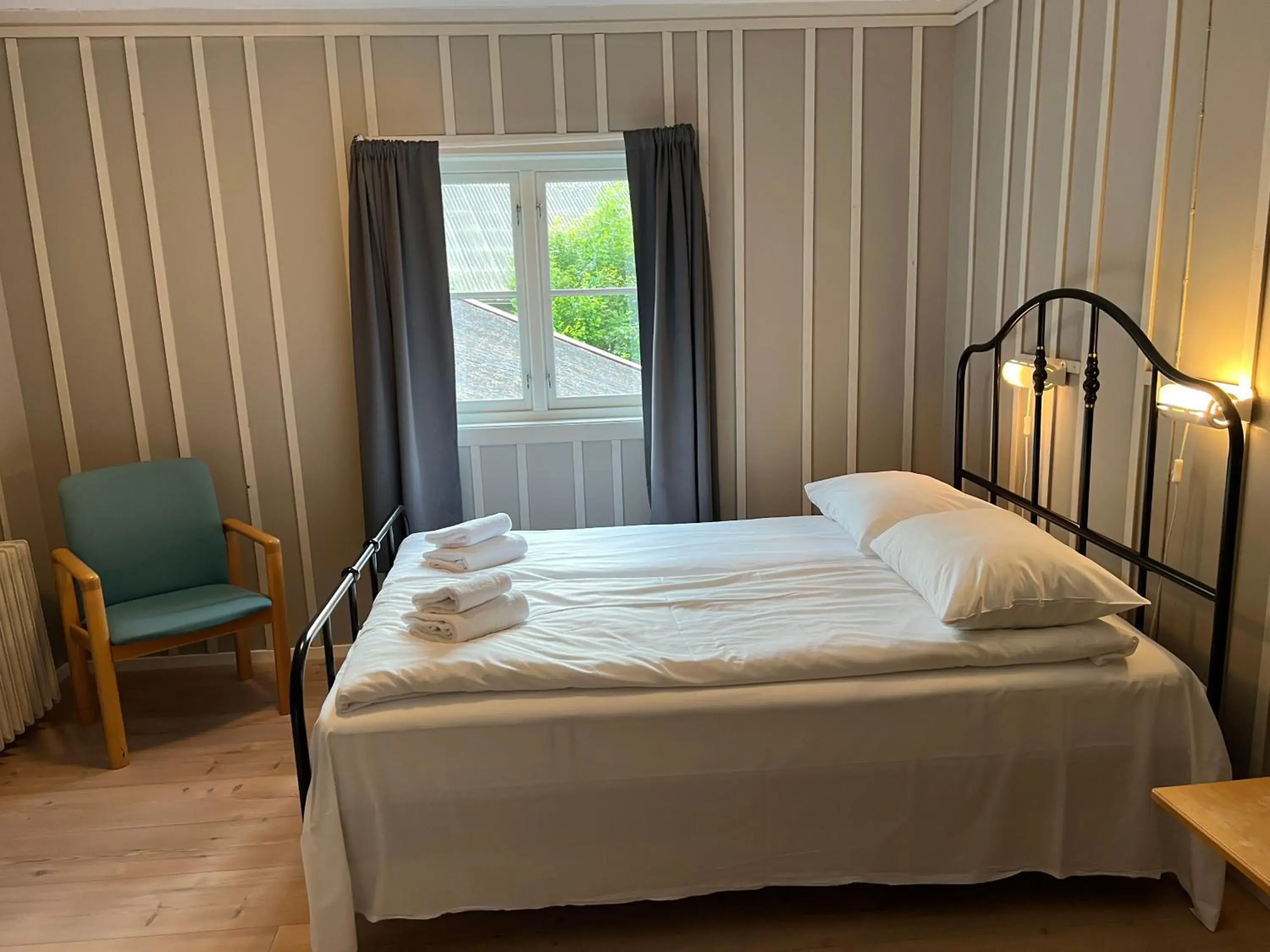 Standard Double Room with Shared Bathroom in Hardanger Guesthouse Standard Double Room with Shared Bathroom in Hardanger Guesthouse