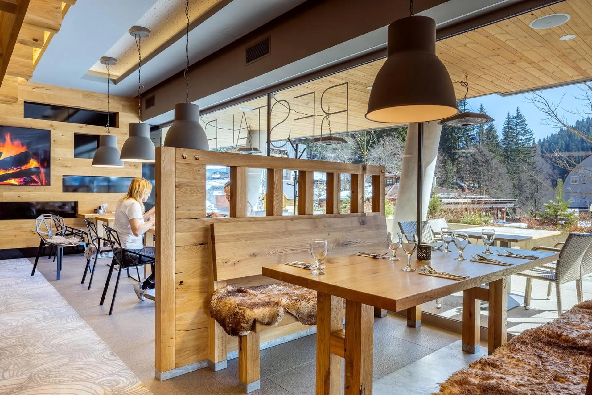 Restaurant/places to eat in HOTEL PECR DEEP