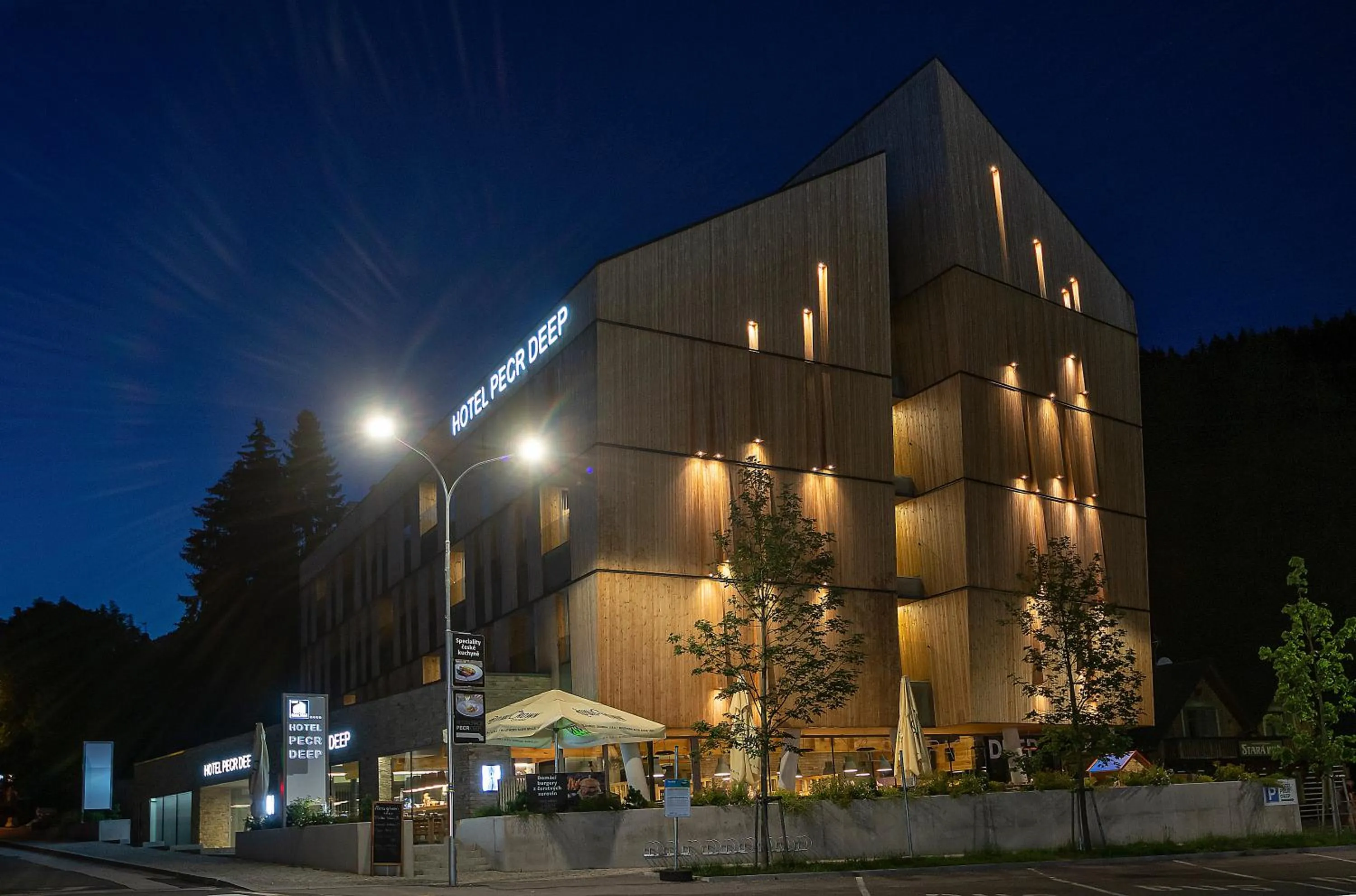 Restaurant/places to eat in HOTEL PECR DEEP