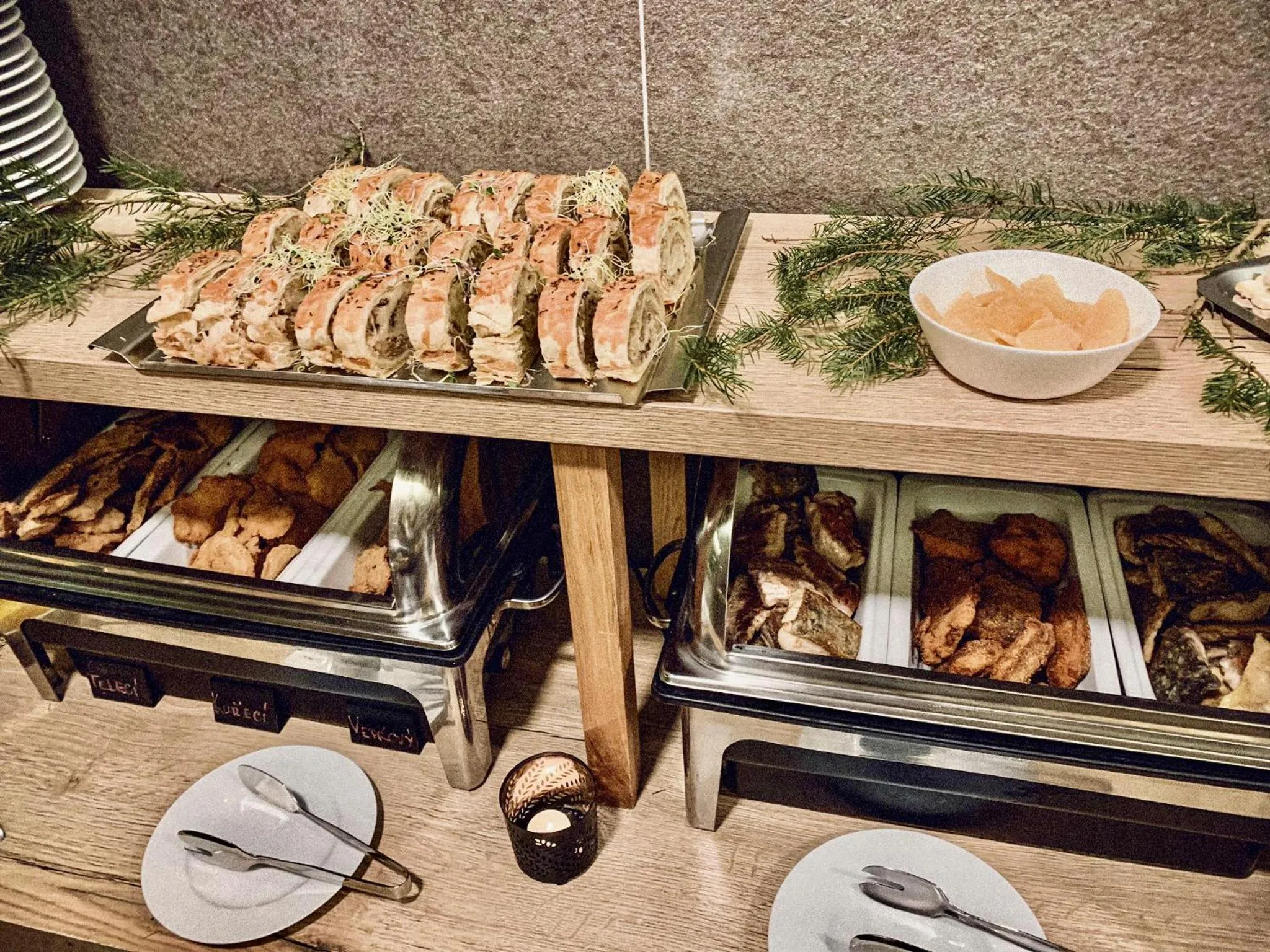 Restaurant/places to eat in HOTEL PECR DEEP