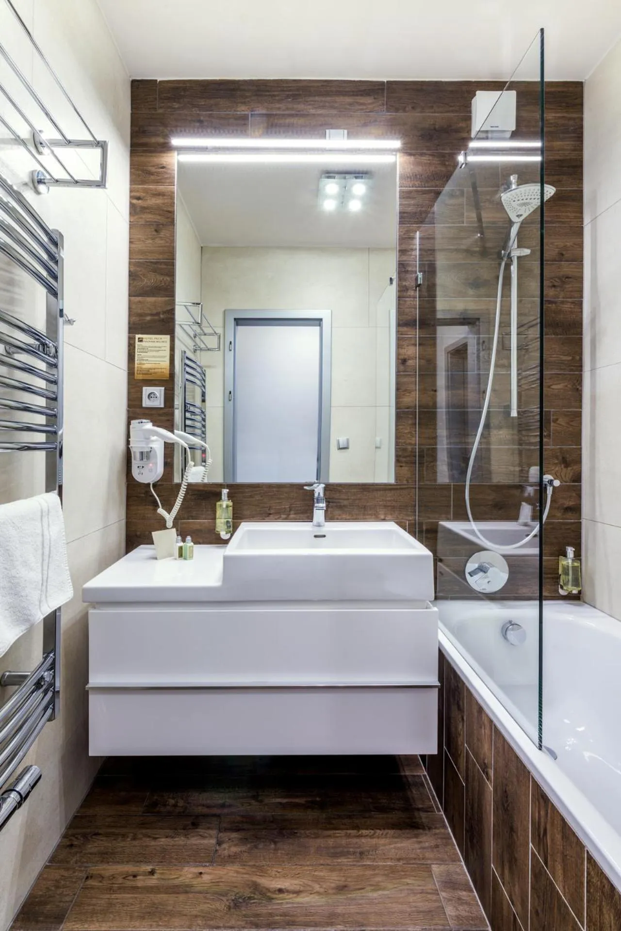 Bathroom, Bed in HOTEL PECR DEEP