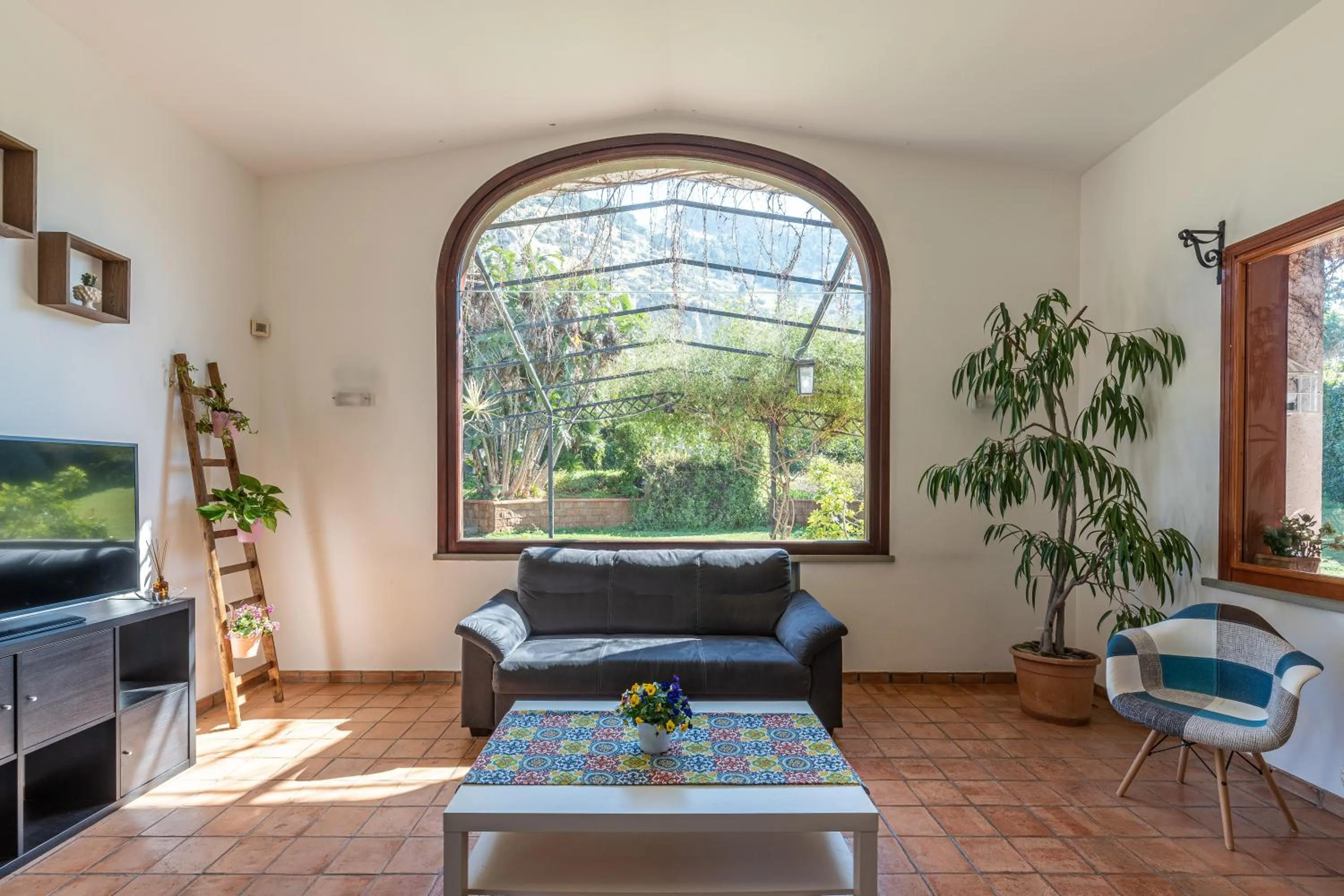 Garden in Bouganville Home Mondello