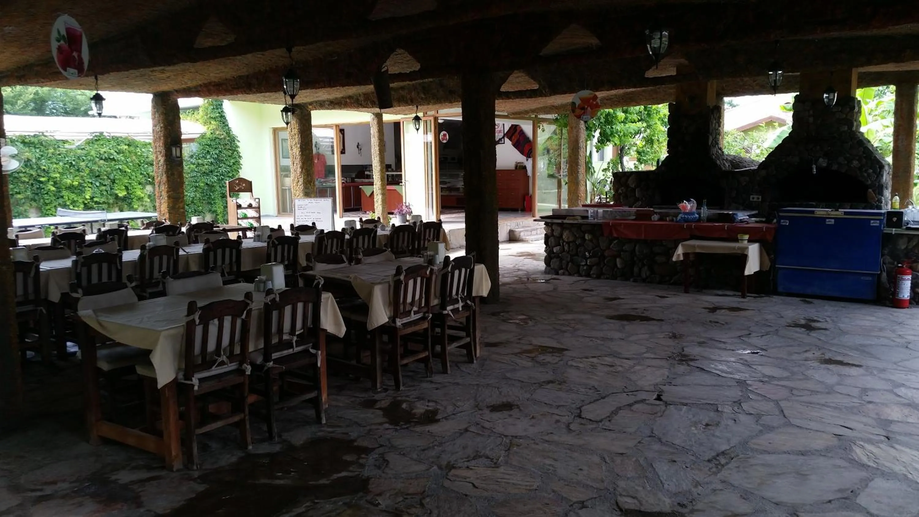 Restaurant/places to eat in Hotel Riverside