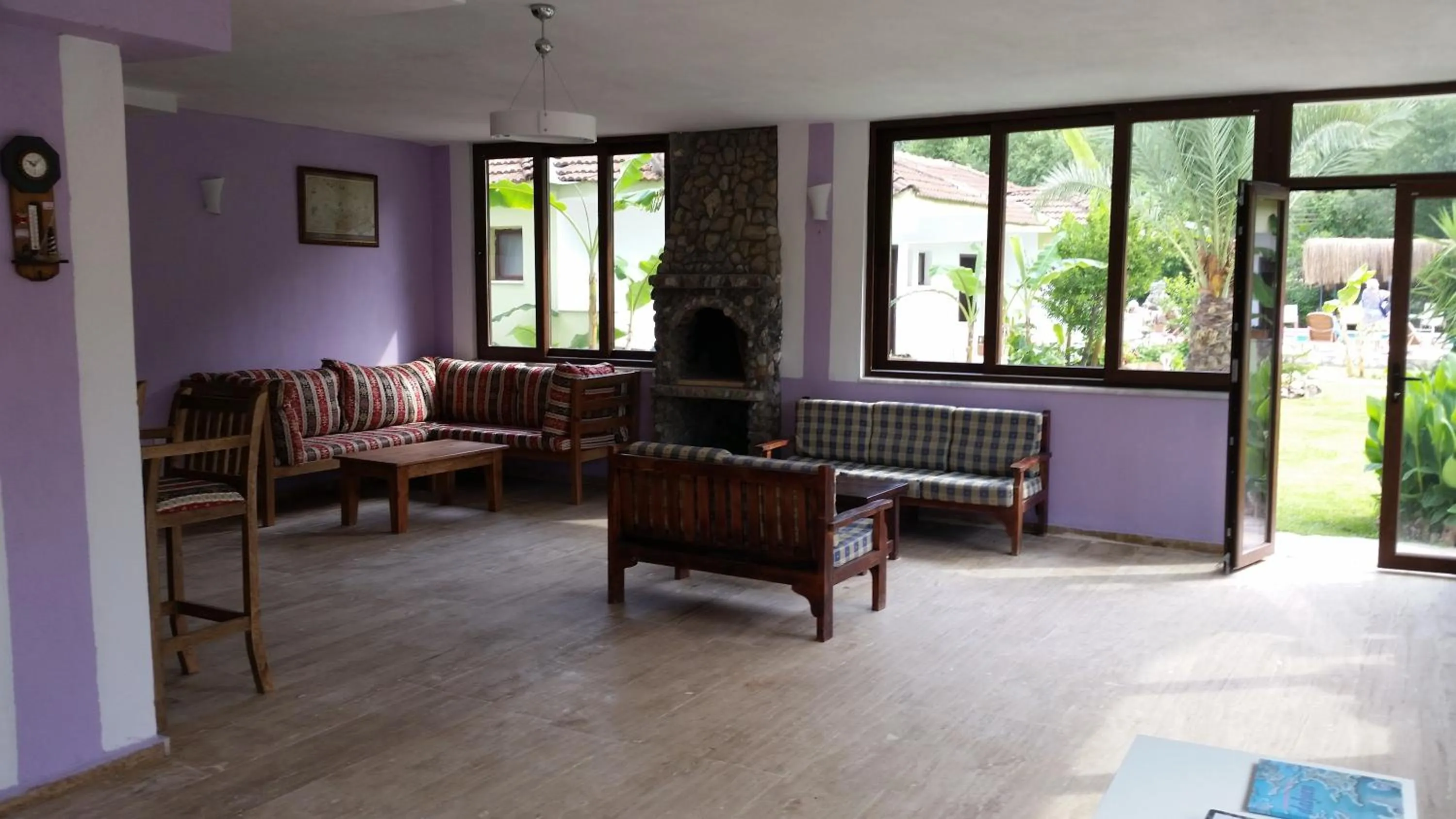 Communal lounge/ TV room in Hotel Riverside