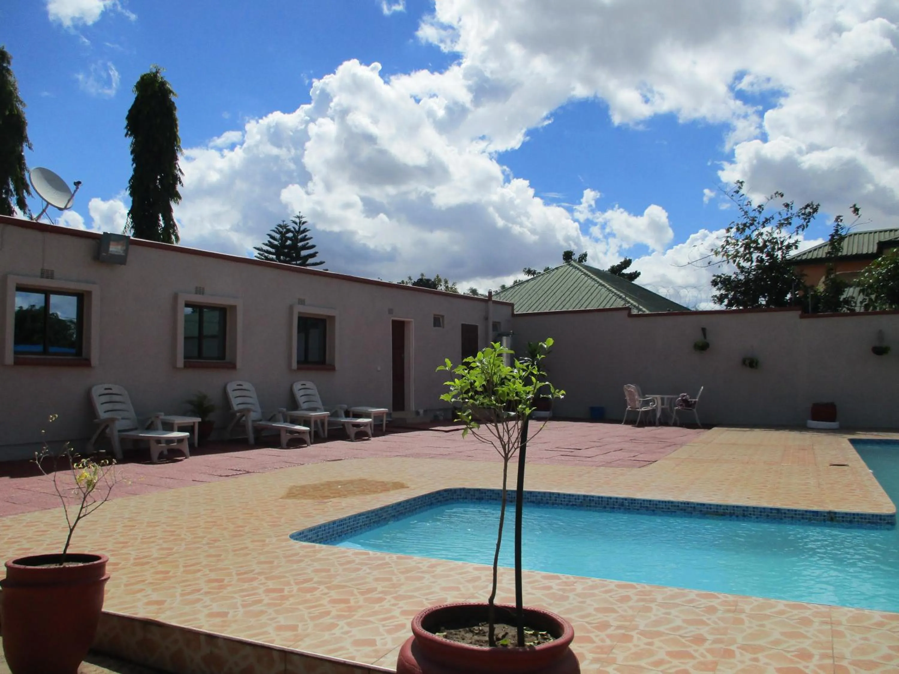 Swimming pool in Avon Apartments