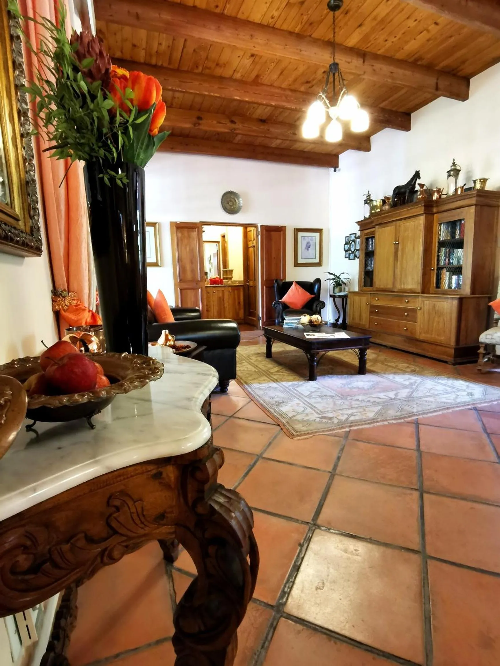Communal lounge/ TV room in Le Manoir de Brendel